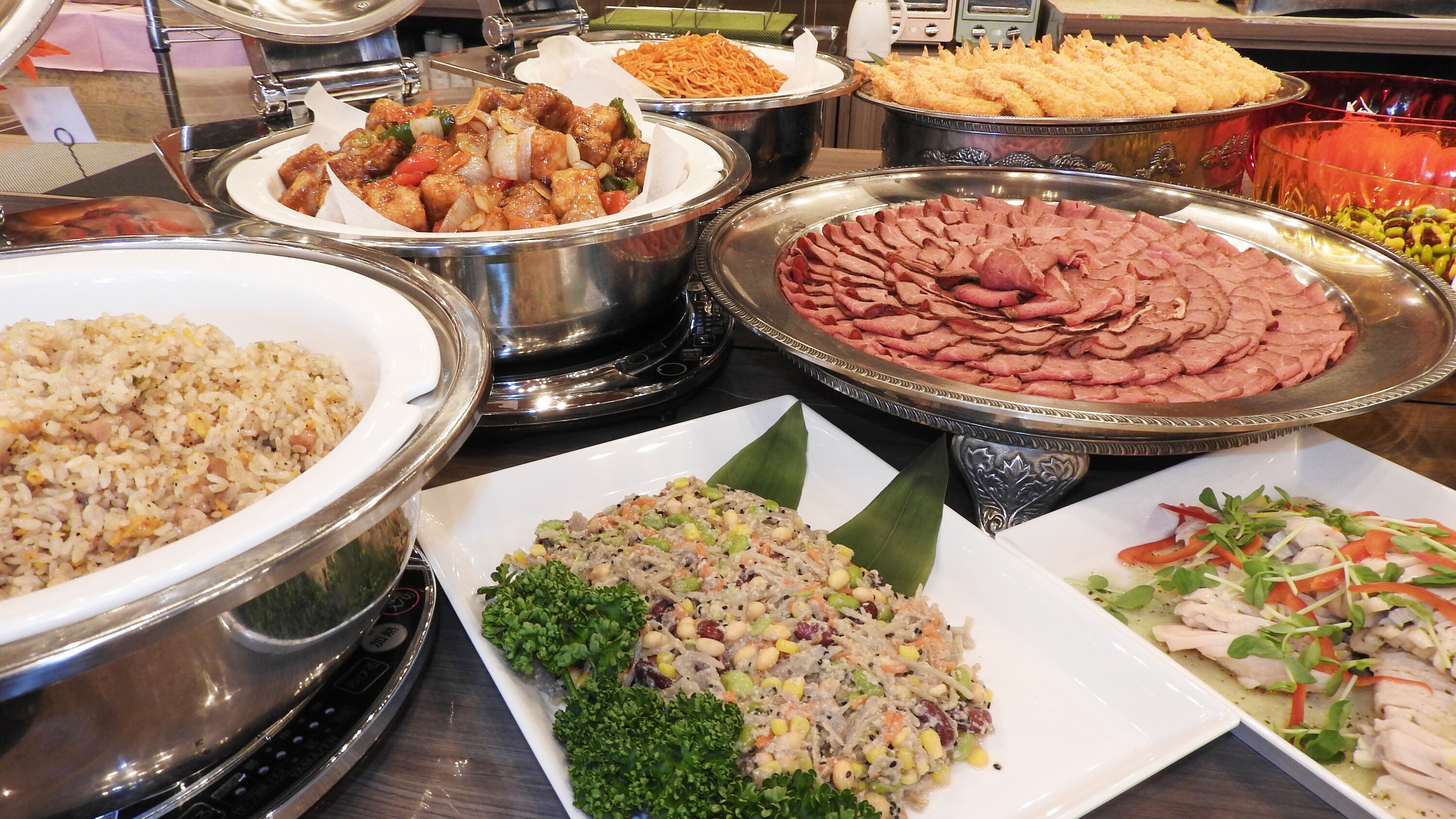 บุฟเฟ่ต์อาหารค่ำ (รูปภาพใช้เพื่อเป็นตัวอย่างเท่านั้น)