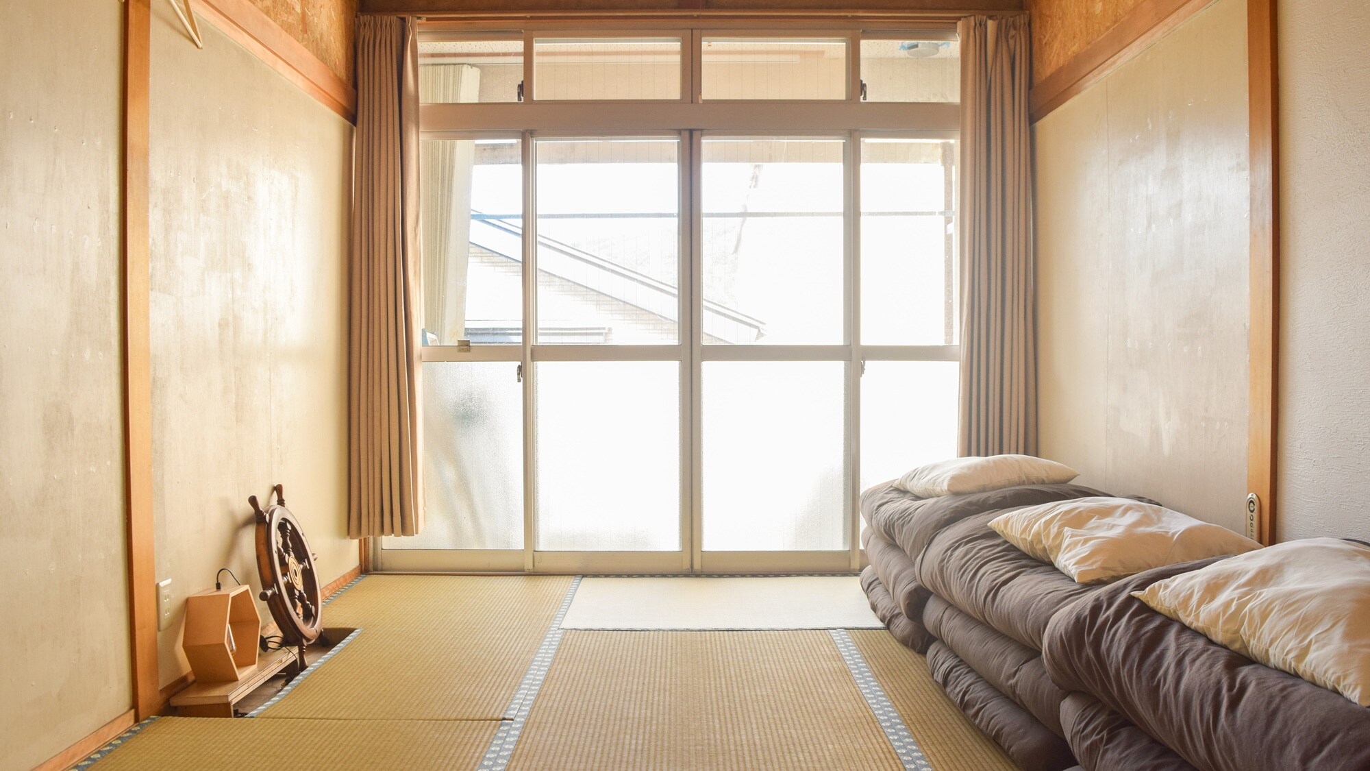 * Private room / It is separated from the next shared living room to the fusuma.