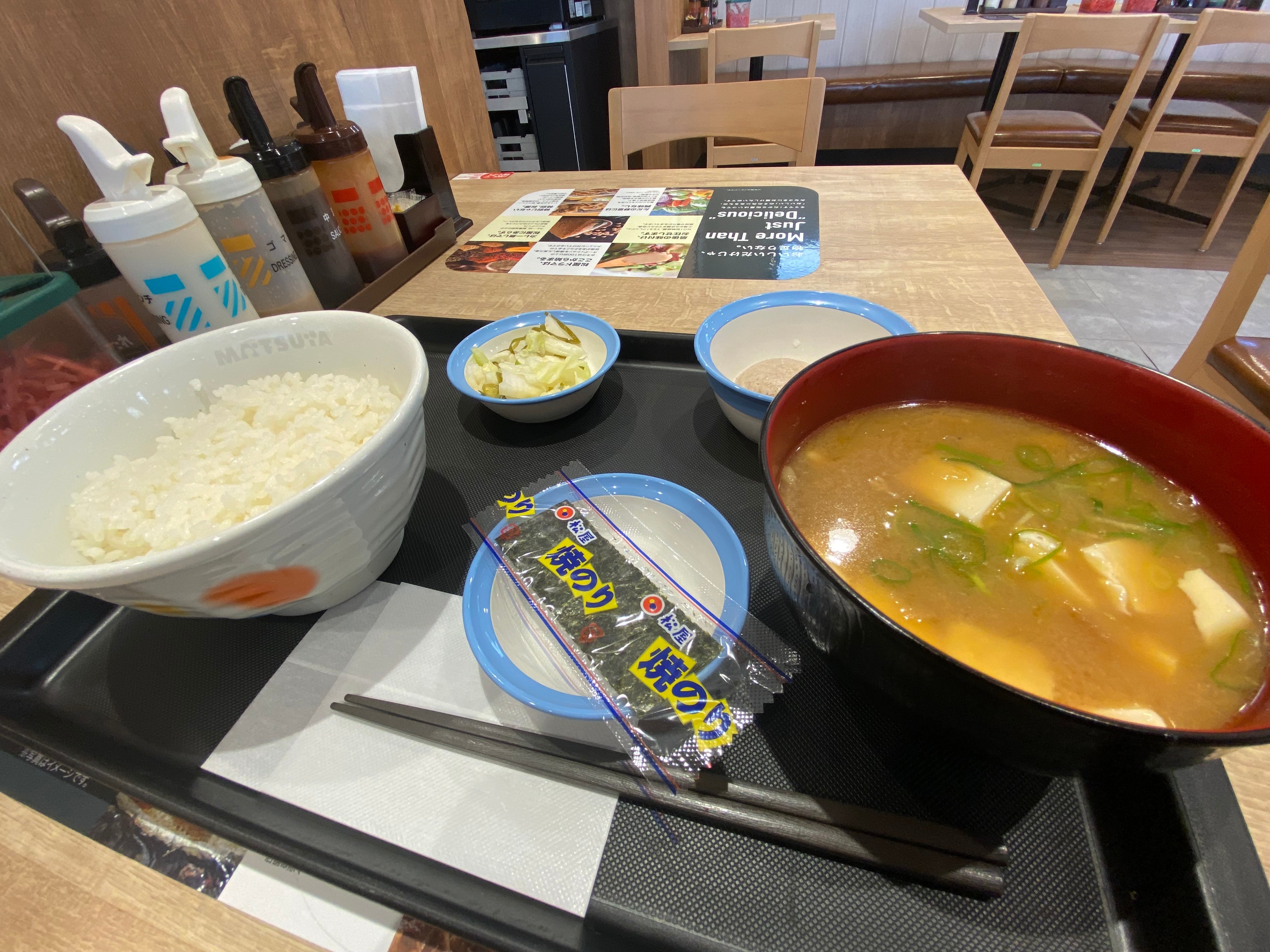 마츠야 씨의 아침 식사 이쪽은 돼지 국물 아침 정식