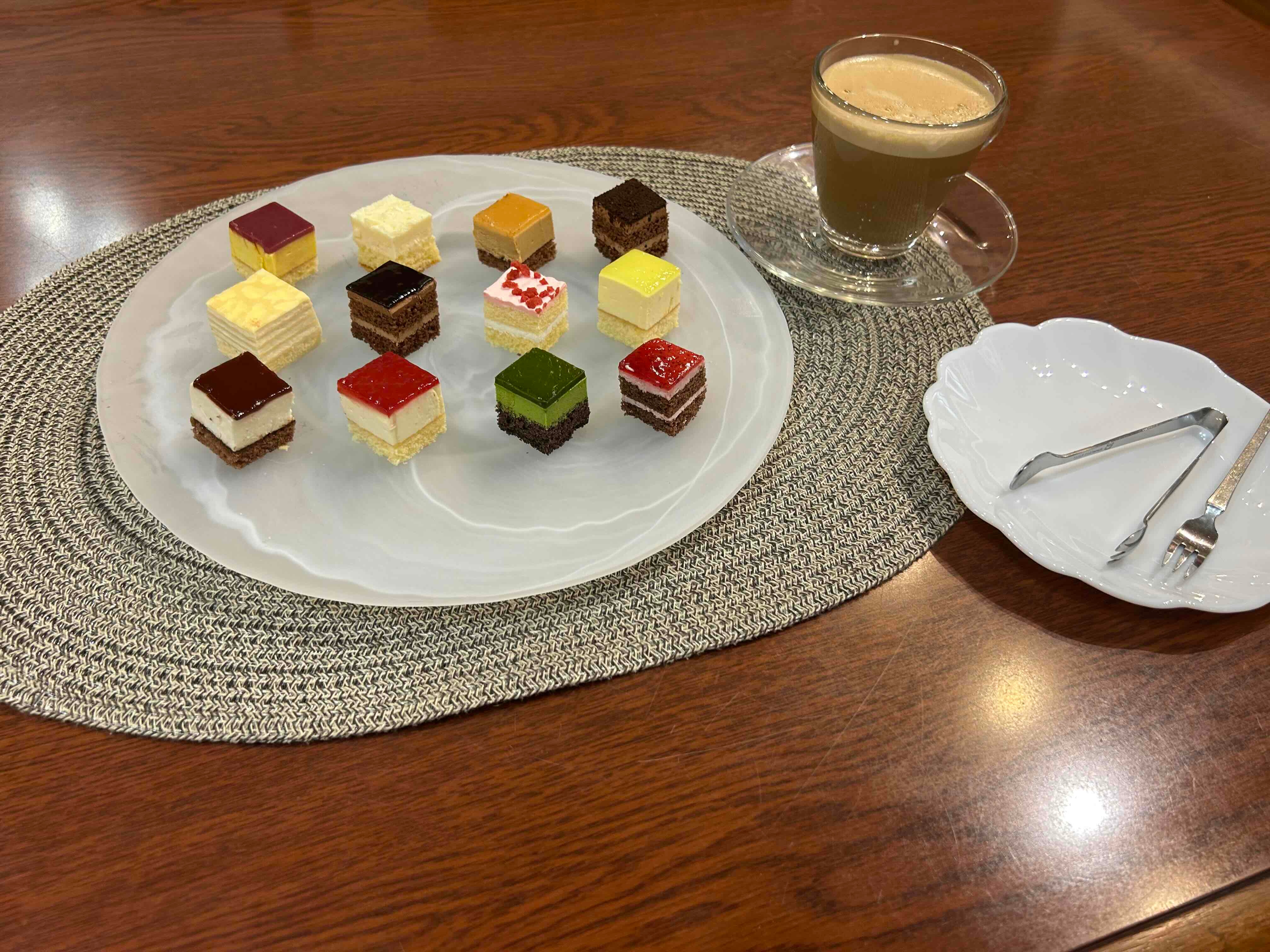 Piring pencuci mulut besar dengan aneka kue berukuran gigitan +1000 yen