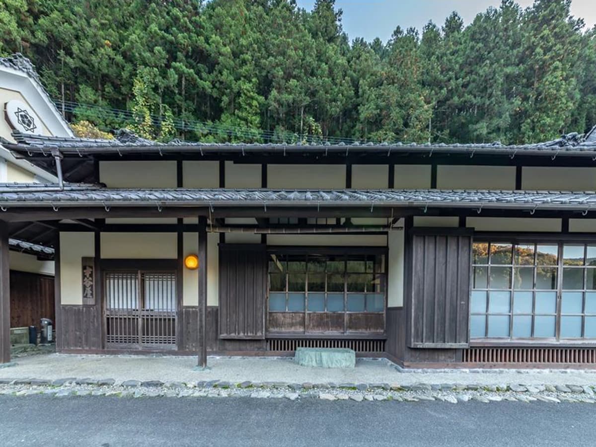 *Annex [Saitaniya] *มีห้องว่างเพียงห้องเดียว มีห้องน้ำและห้องอาบน้ำที่ทำจากไม้ไซเปรส บ้านเก่าสไตล์ย้อนยุคที่มีเตาผิงแบบอิโรริและพื้นดิน 117 ตารางเมตร