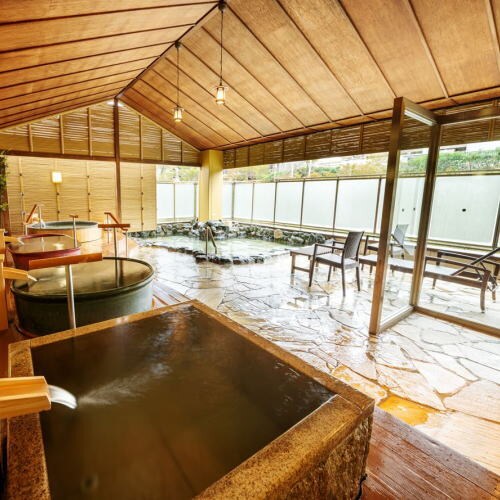 [Yumemi no Niwa] A large open-air bath where you can soak in 6 types of 7 baths, including the "legendary golden bath" that uses pure gold for the bath.