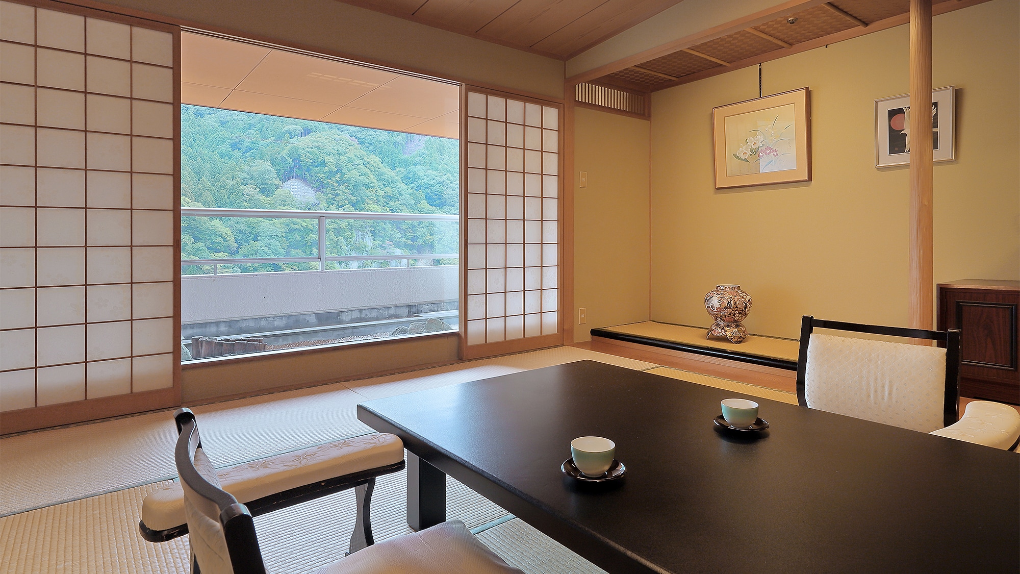[Japanese-Western room] Top floor guest room with observation bath