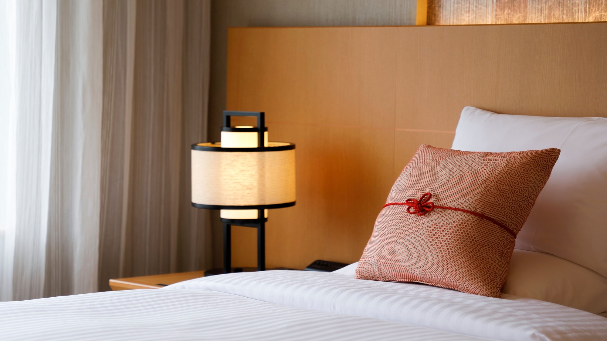 [Room en / 42 sqm] The light made of Japanese paper that emits soft light is an image of an alley in Kyoto.