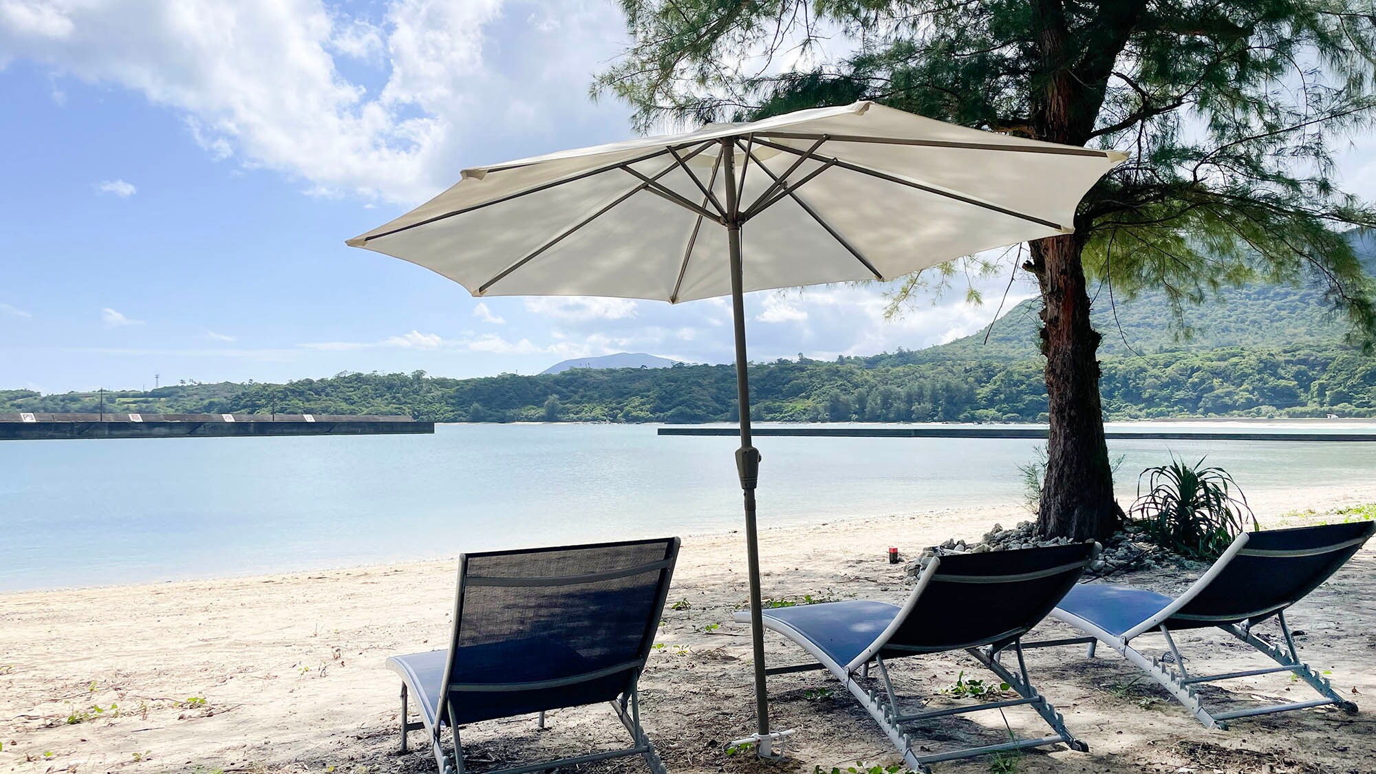 ・[Nearby] Relax in a beach chair surrounded by nature and think nothing of it.
