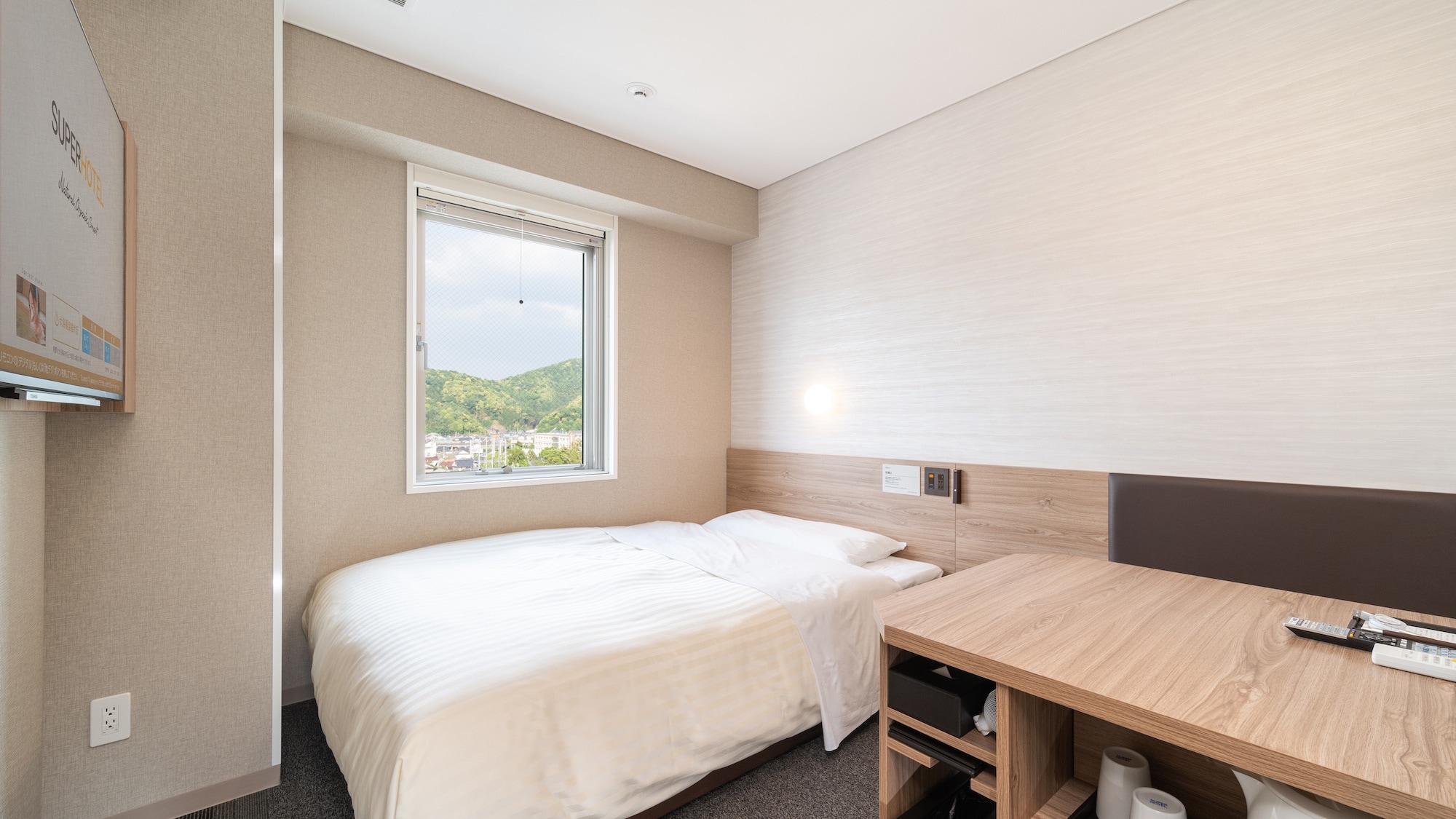 You can relax in the spacious bed.
