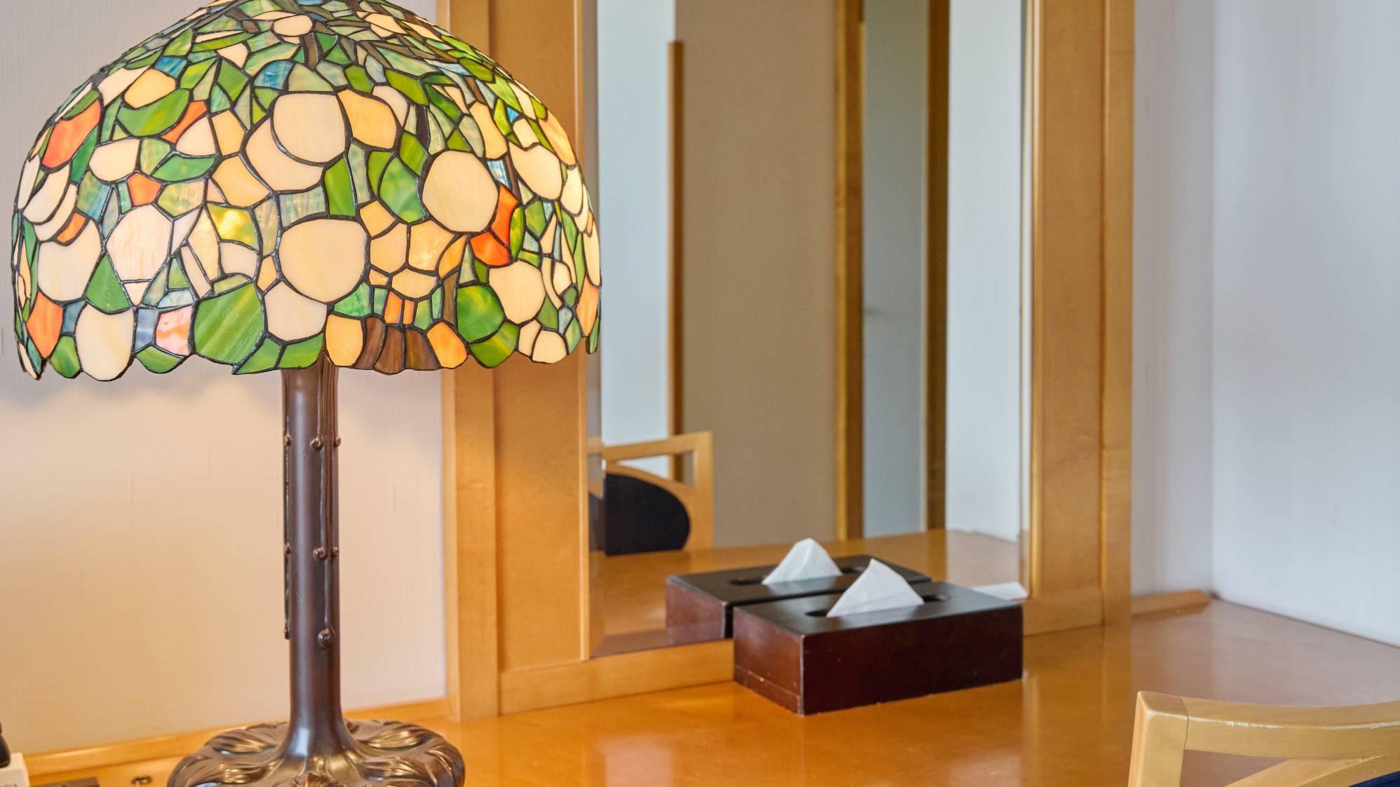 - [Sunny Western-style room, non-smoking] You can relax while getting ready in front of the large mirror.