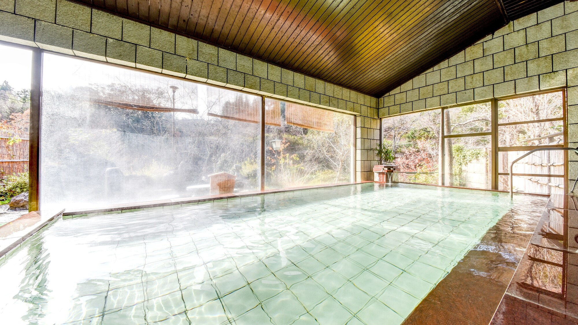 ※【大浴場】從大窗戶可以一覽四季的美景。