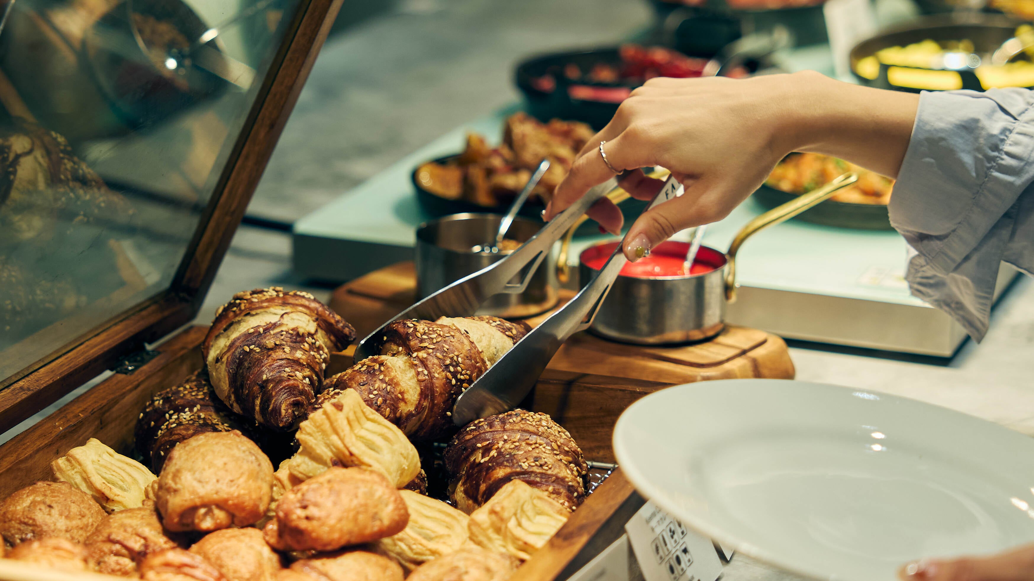 [Breakfast] A rich breakfast buffet with around 70 Western and Japanese dishes