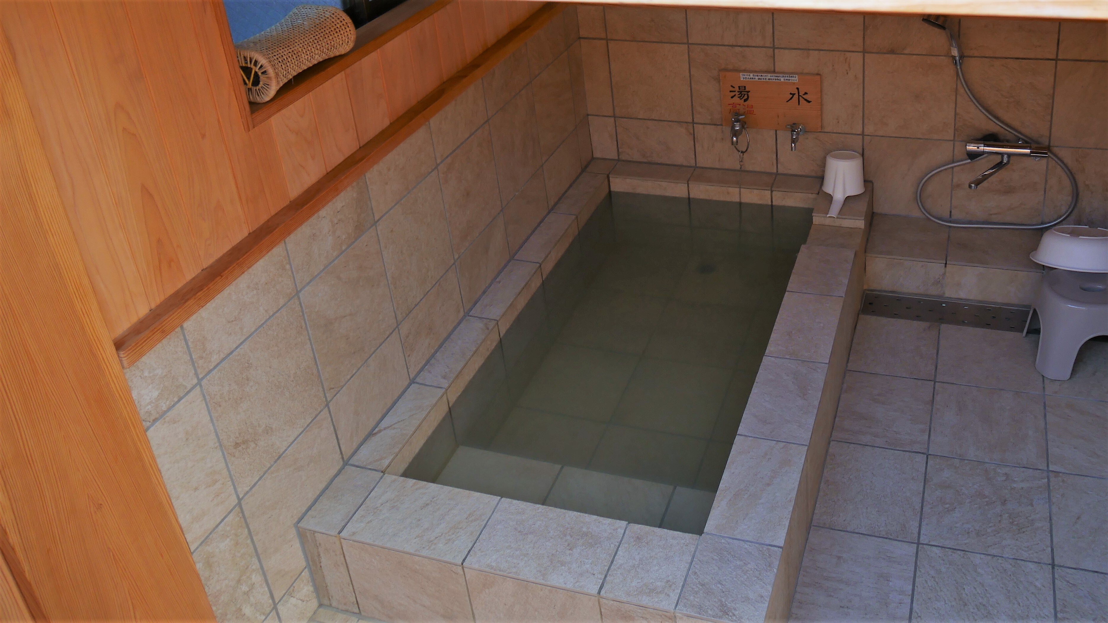 Semi-open-air bath with natural hot spring water