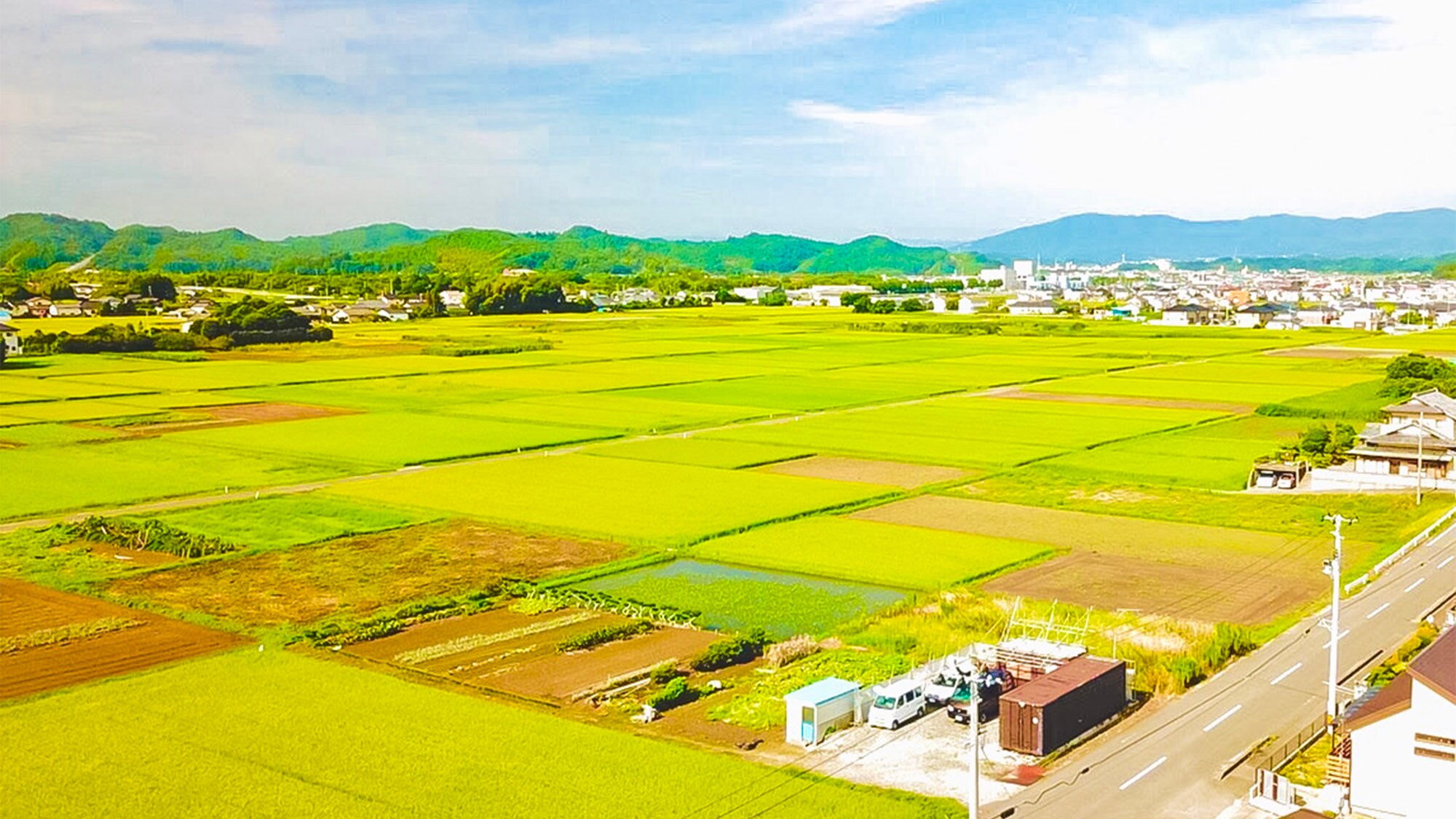 ・ Rural scenery spreads around the old folk house