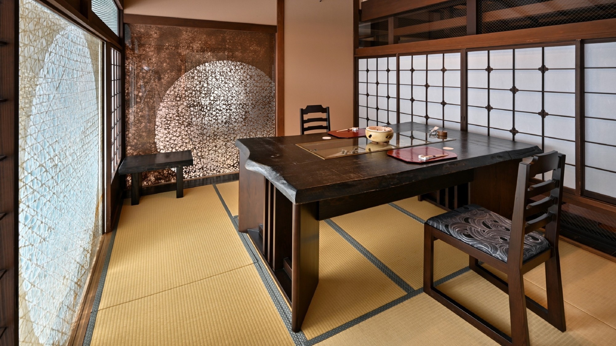 ■ Cooking teahouse "Hina" / Have a fun time in a private room with a simple and calm atmosphere (* An example of a private room)