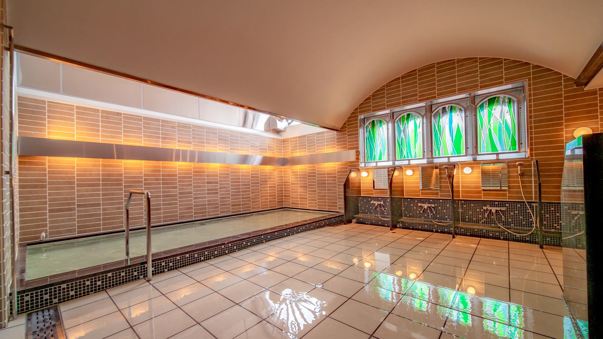 [Women's large bath] Based on the theme of "lush forest," the bath has a warm and gentle appearance with green as the main color.