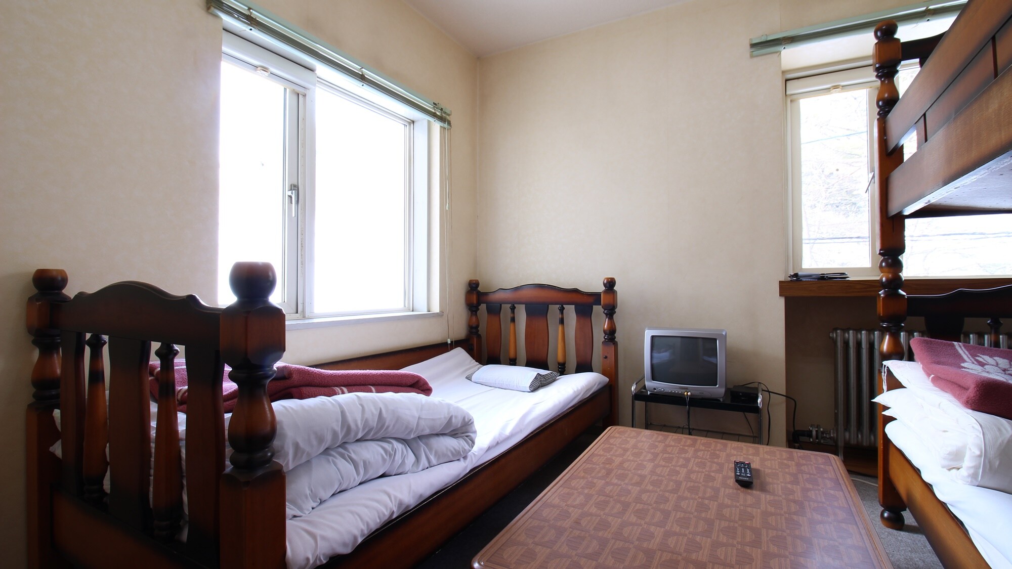 * Contoh kamar ala barat (single bed + bunk bed) / Kamar ala barat yang bernuansa nostalgia ada bunk bed.