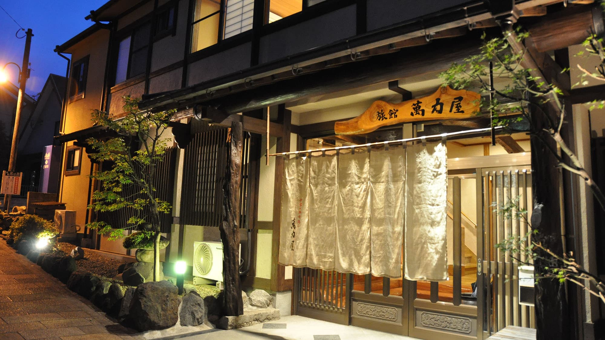 [Exterior] A hideaway-like inn in Kannawa Onsen. The night illumination is fantastic.