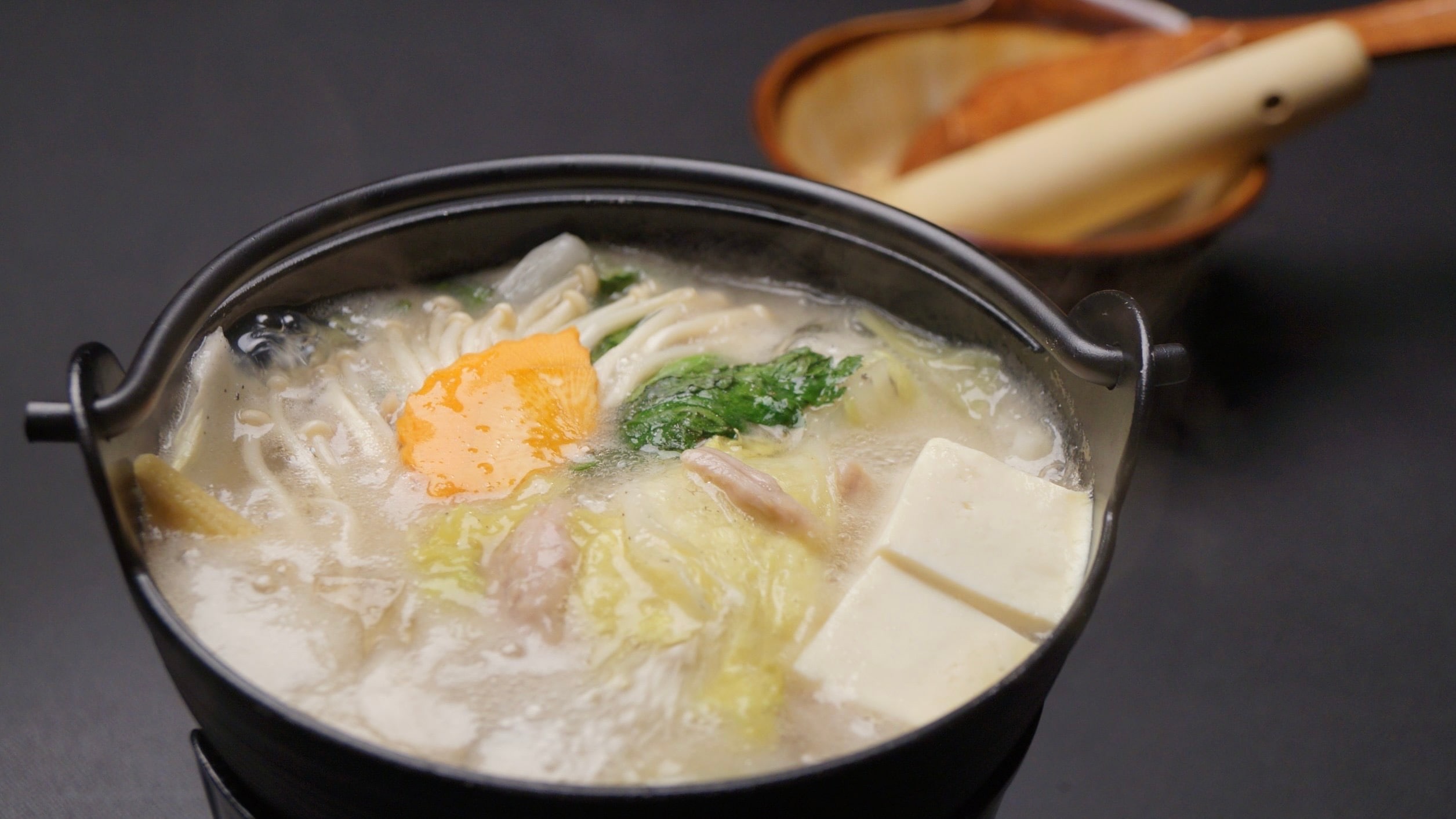 [Specialty] <Saigyo Nabe> Seasonal ingredients from Yoshino cooked in a secret broth made from Yoshino hon-kuzu.