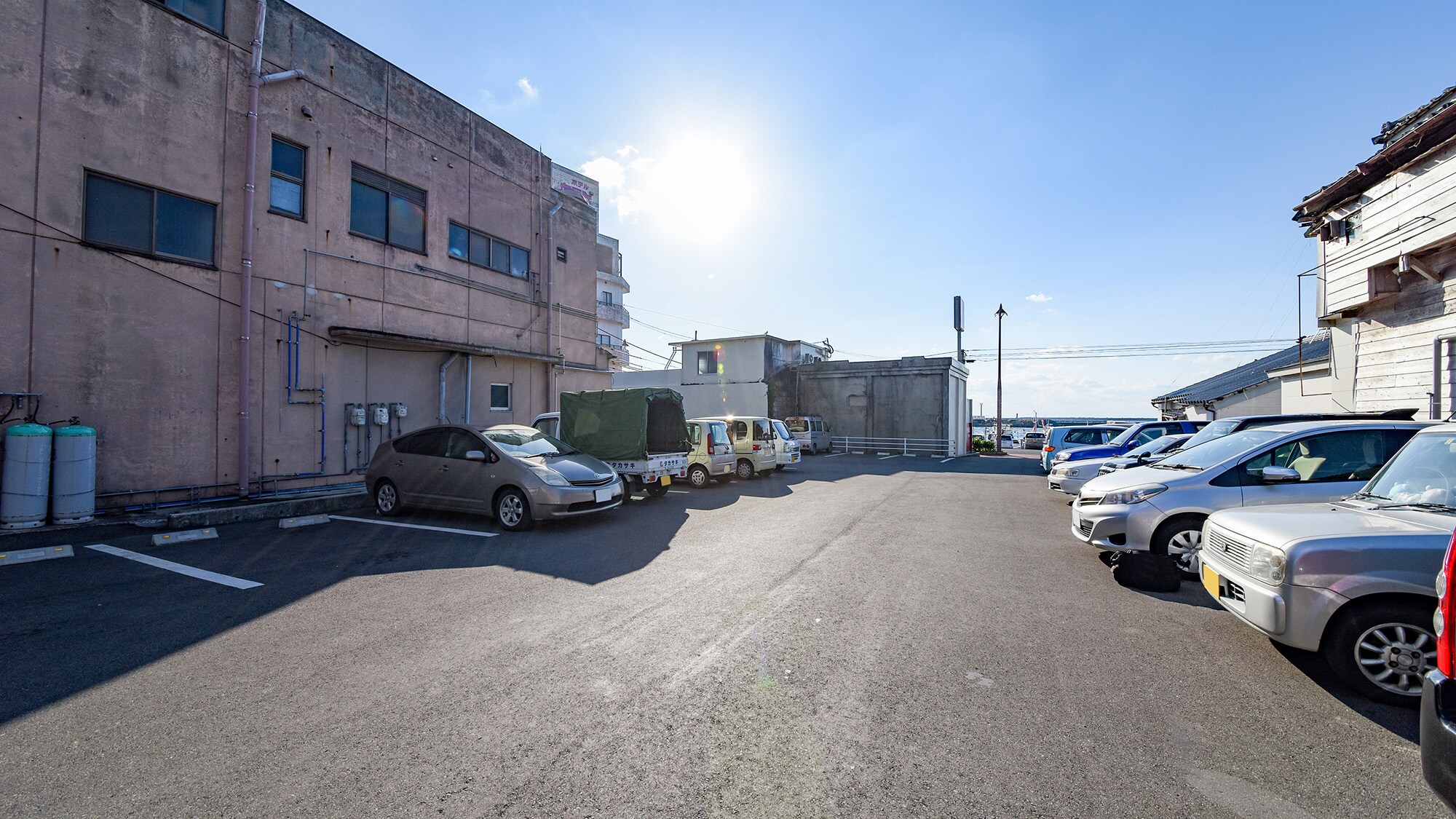 *＜Parking＞Spacious parking space. Free for guests staying at the hotel.