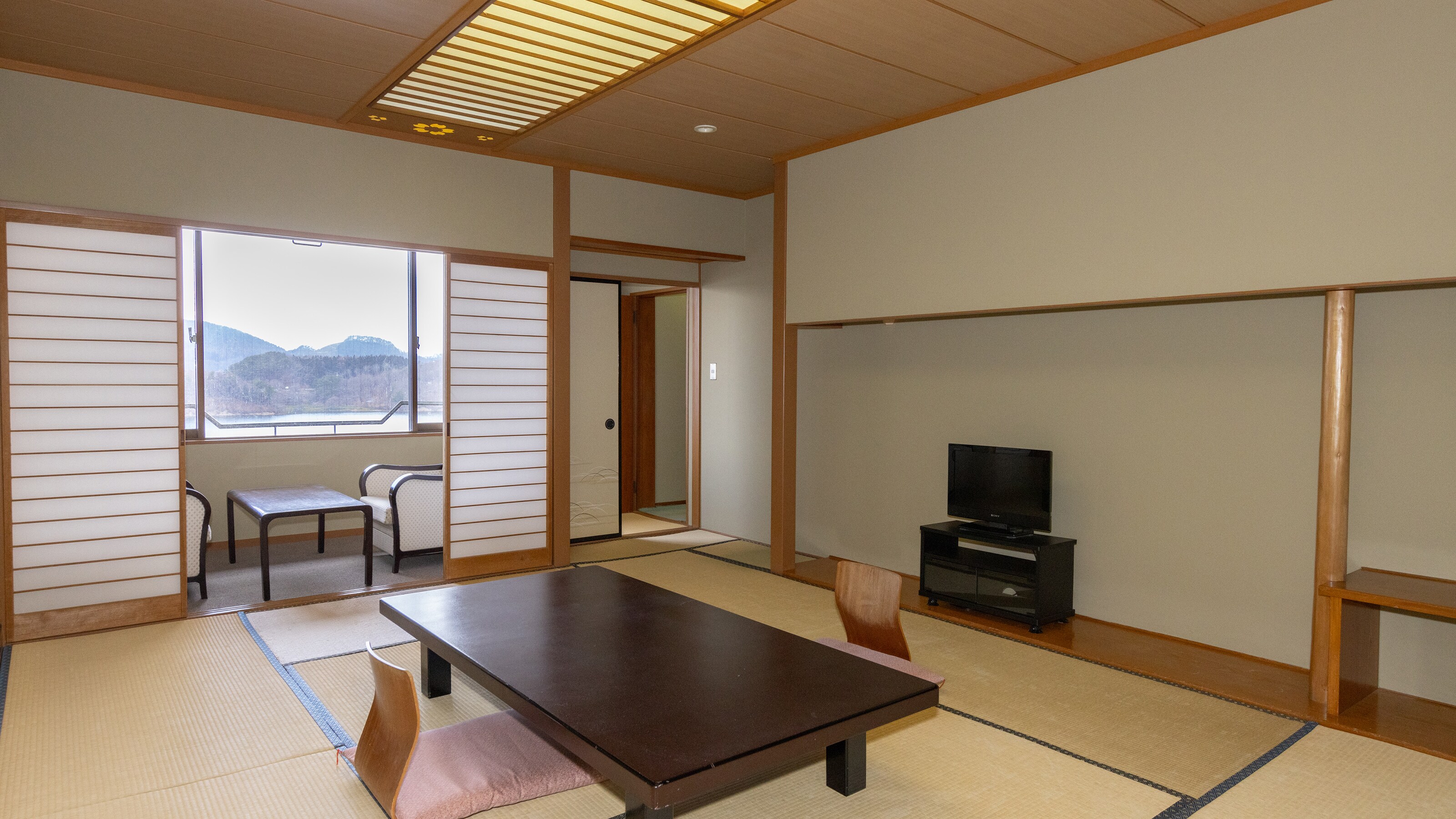Suimeikan Japanese-Western style room example
