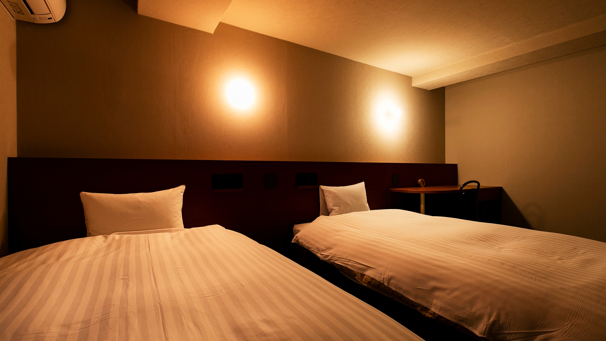 [New Style / Twin] Outlet in the accessory holder at the bedside. Comfortable space that tickles the casual arrangement