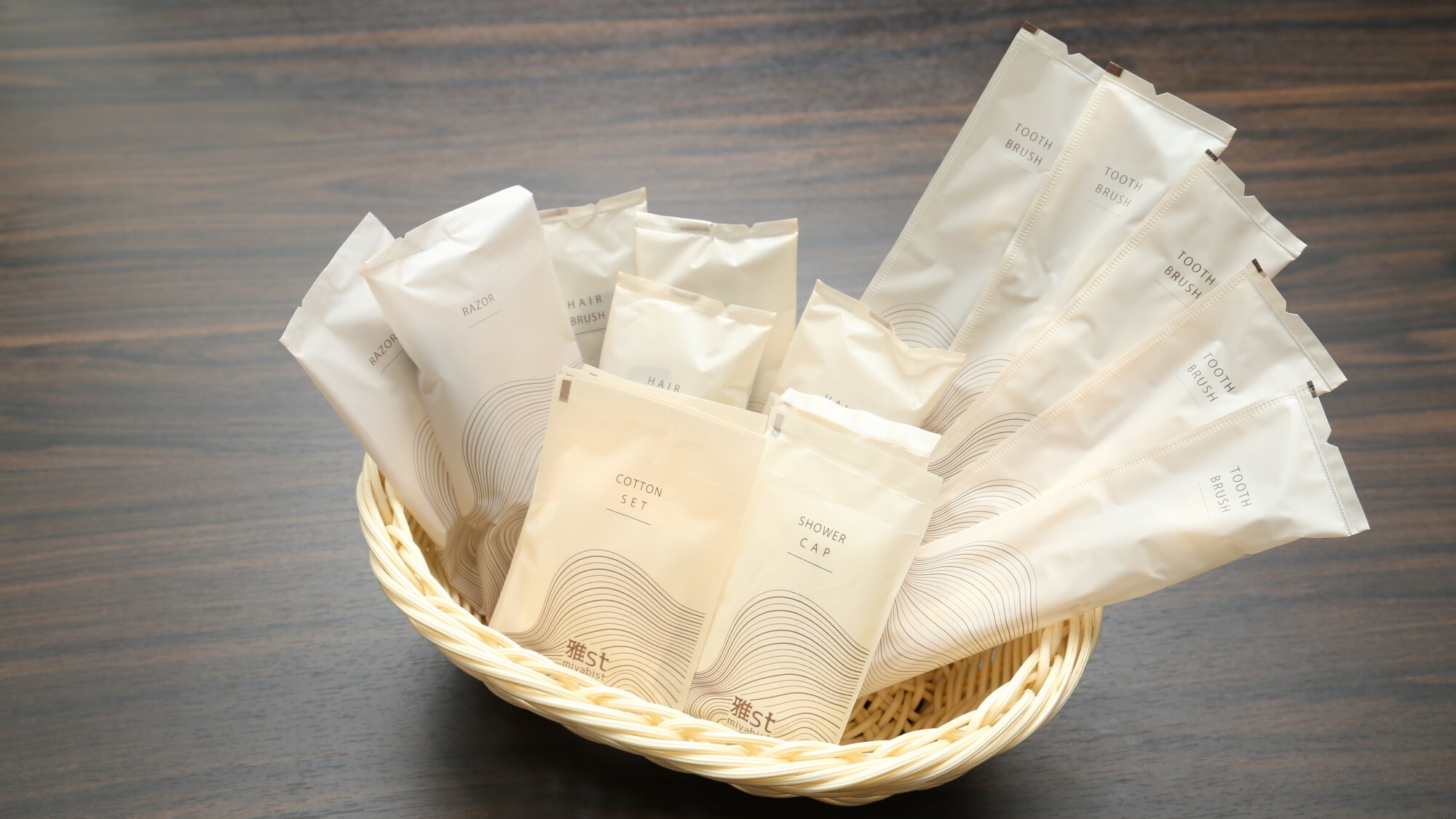 [Amenity] Toothbrush, cotton, cotton swab, hairbrush, razor, and shower cap are available.