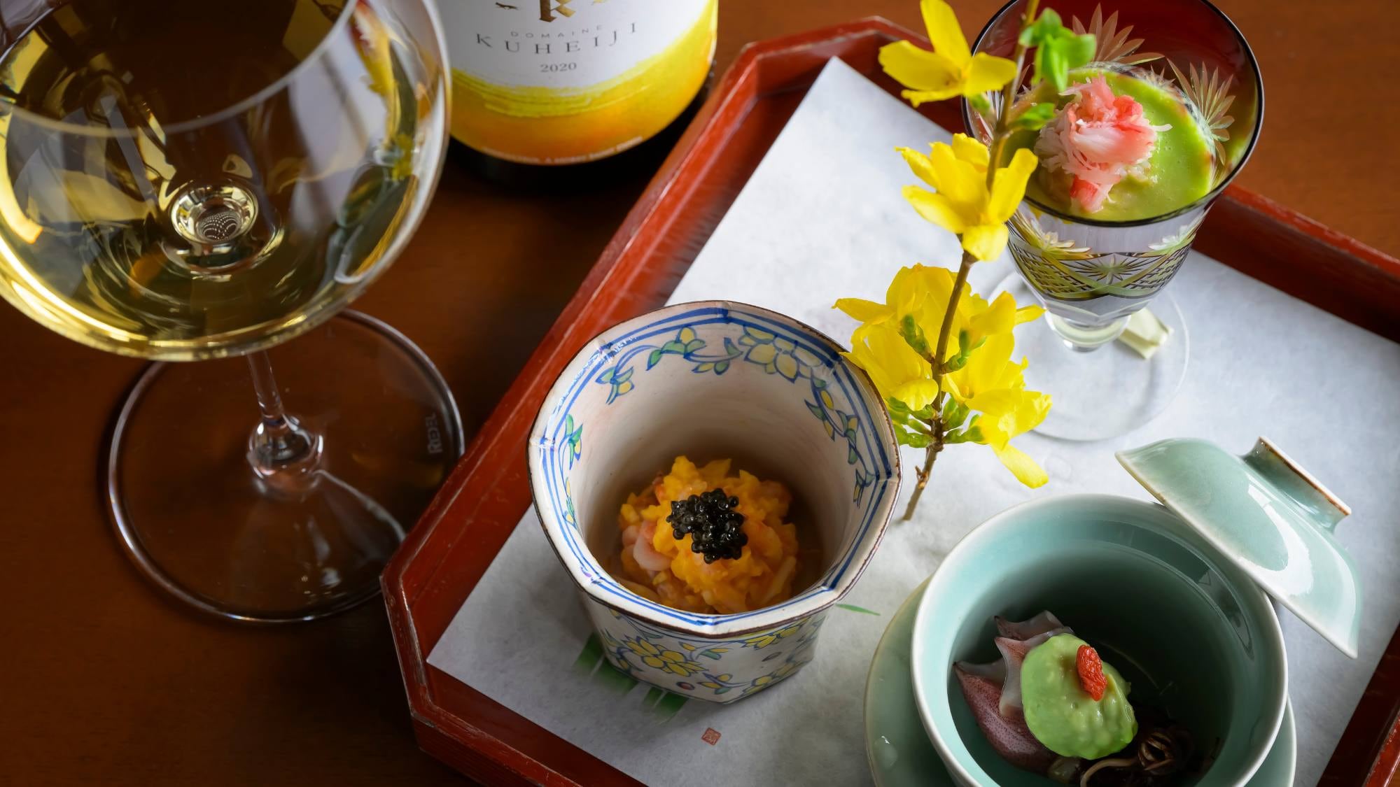 Please enjoy Uzuki's menu, which features a variety of seasonal ingredients, starting with spring mountain vegetables and firefly squid.