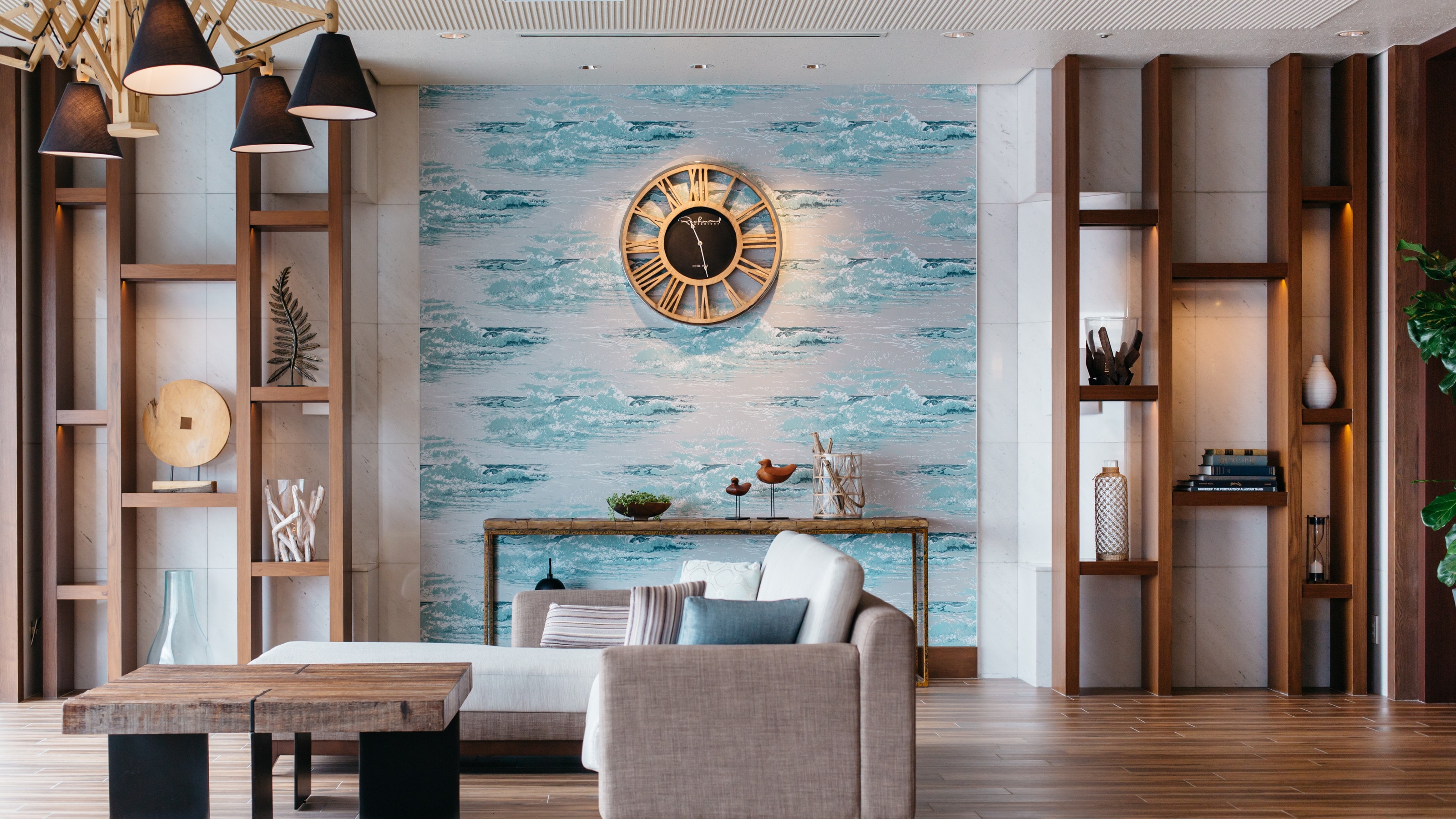 Di depan aula lift di gedung kamar tamu