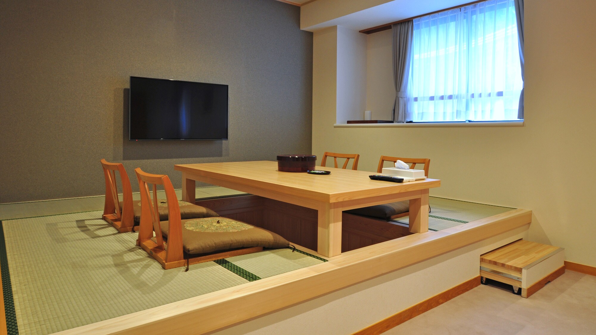 [Guest Room] Suite Room: Raised floor and dining area