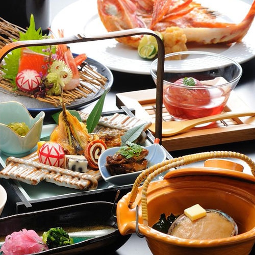 ■ Seasonal Kaiseki cuisine that showcases the chef's skills (winter example)
