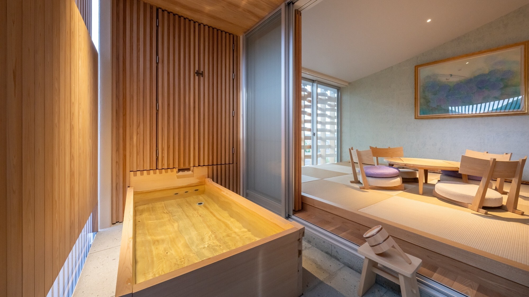 [浴室/套房] 您可以在能感受到木材温暖的桧木浴池中享受泡澡的乐趣。