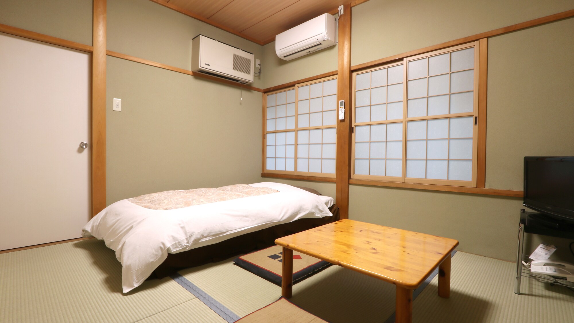 A Japanese and Western room with a unit bath for 1-2 people. One bet and one futon will be used.
