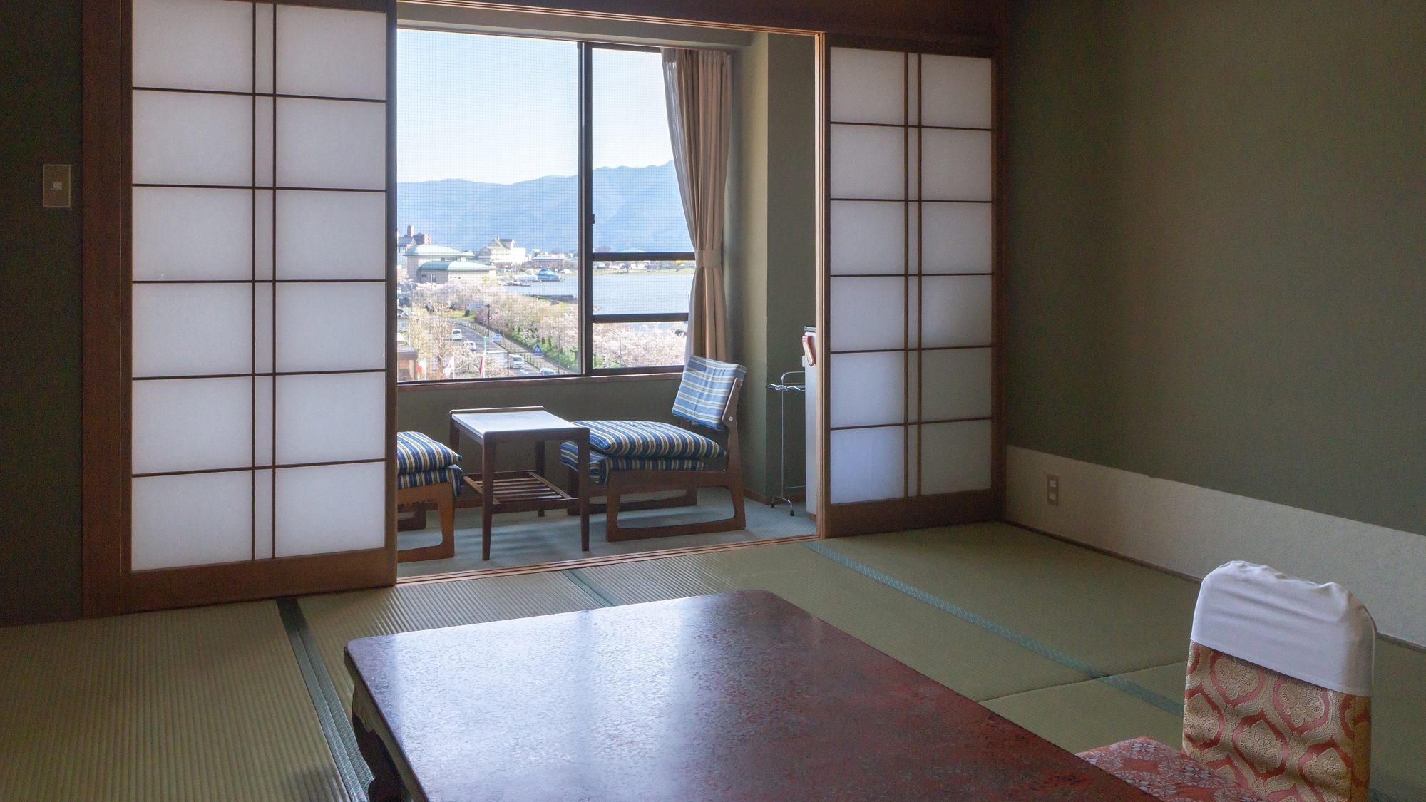 [City side] It will be diagonal, but you can also see Lake Suwa a little.