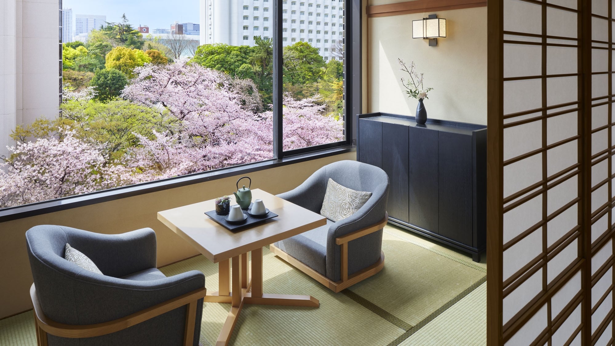 Japanese-style Garden Suite *The appearance of the cherry blossoms may differ depending on the cherry blossom blooming situation.