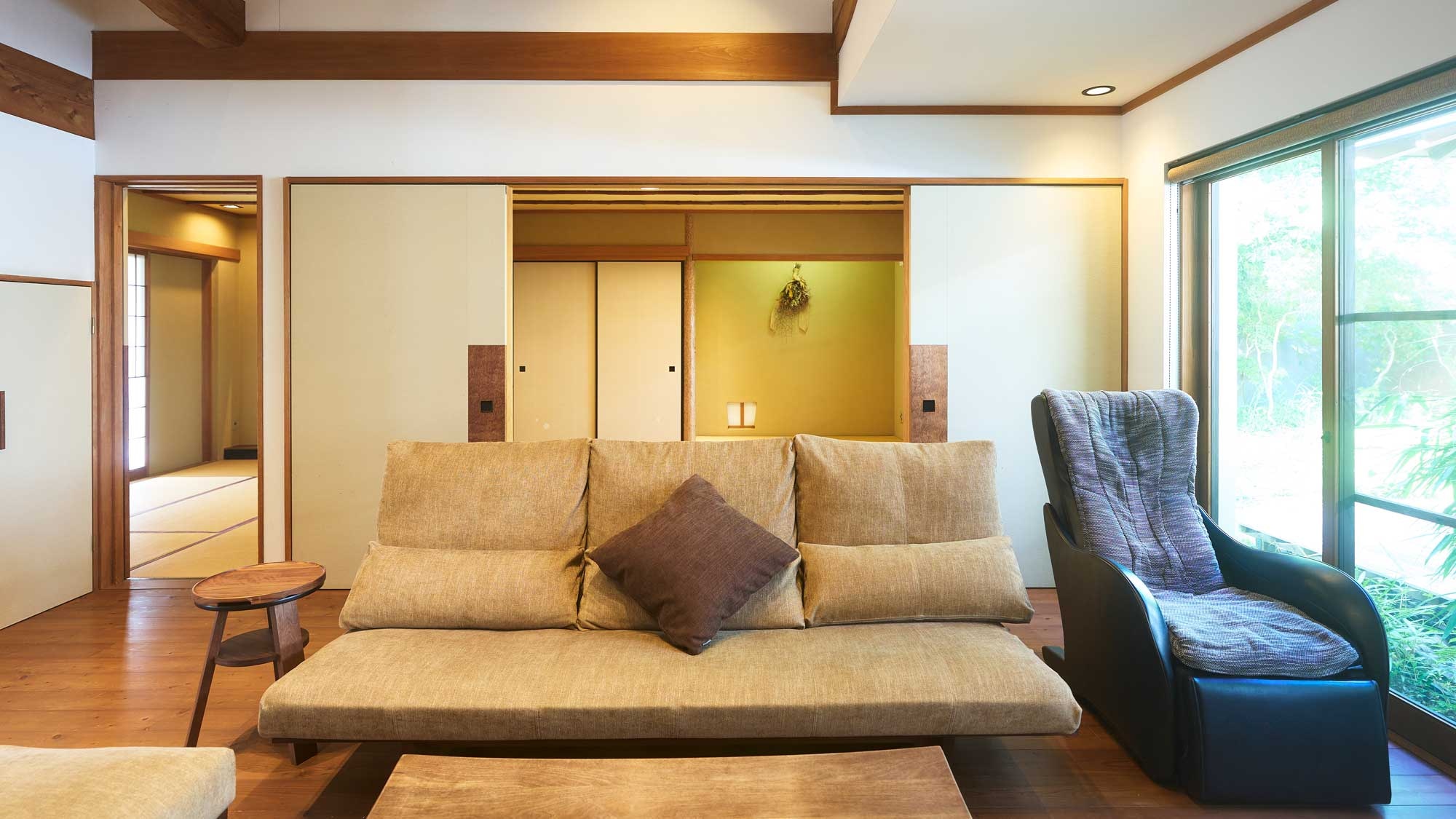 [Nagi] Spacious sofas are provided so that even large groups can relax.