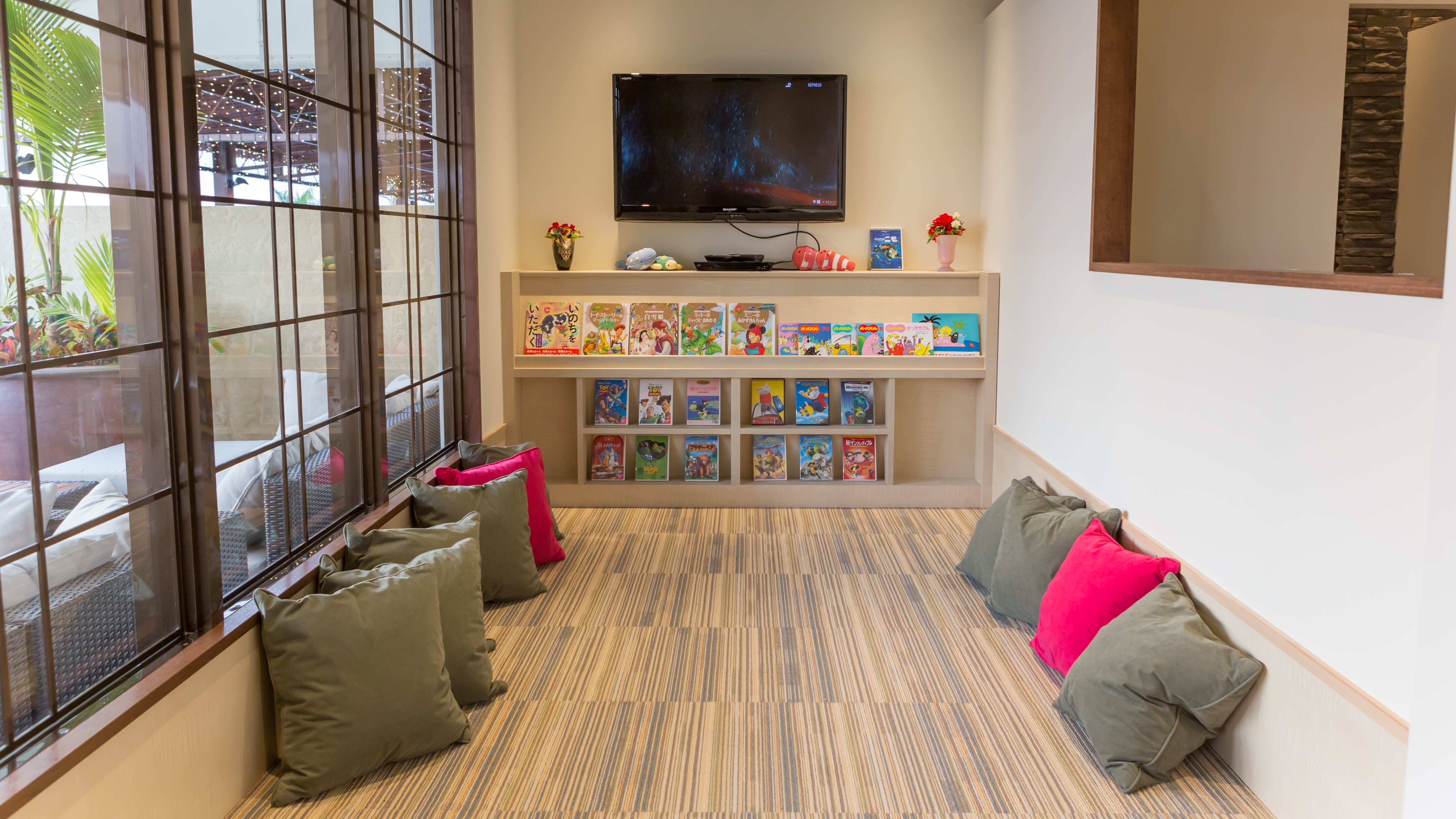 [Rakuten Lounge] There is also a kids' corner where you can enjoy watching picture books and anime DVDs! !!