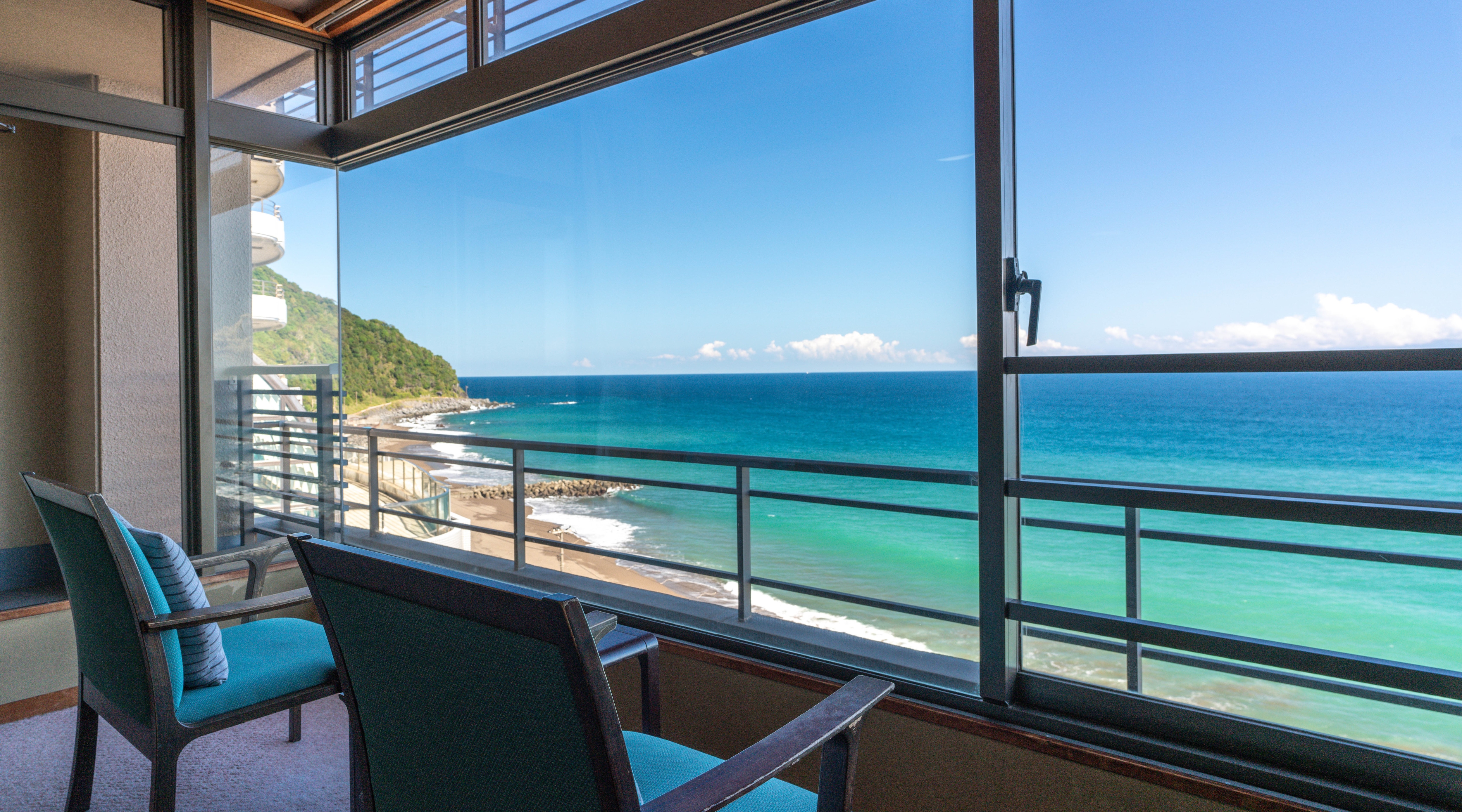 一间位于高层、面向大海的客房，可直接欣赏伊豆大岛的景色，面积45平方米，并享有海景。