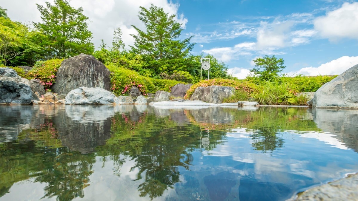 [Open-air bath] On sunny days, the sky reflected on the surface of the water is beautiful.