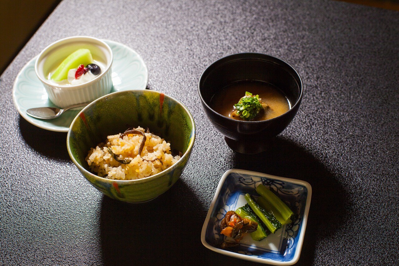 Takikomi gohan (rice cooked with ingredients)