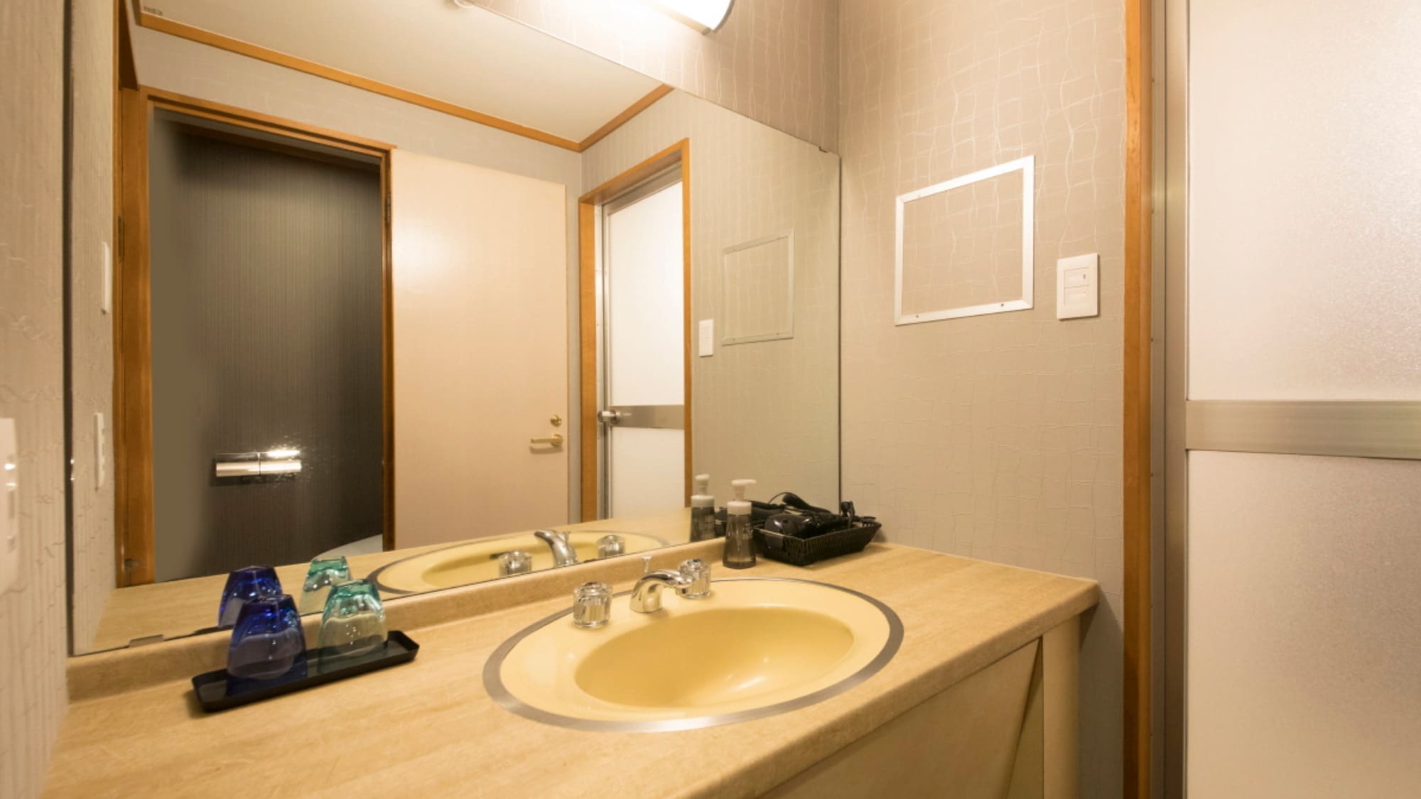 Guest room Spacious and bright washbasin