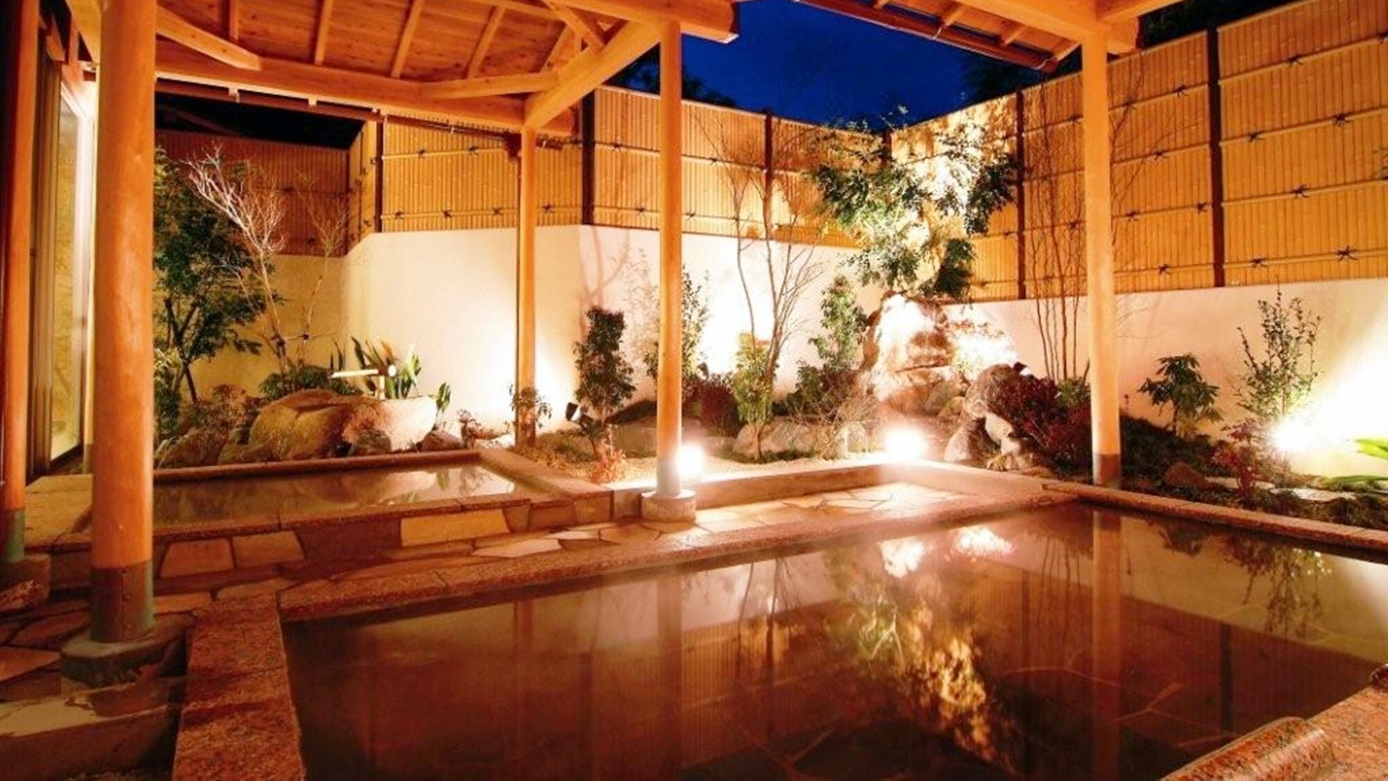 * Shinkan Open-air Bath / Shirako Natural Hot Spring is a natural hot spring containing iodine that is gentle on the skin.
