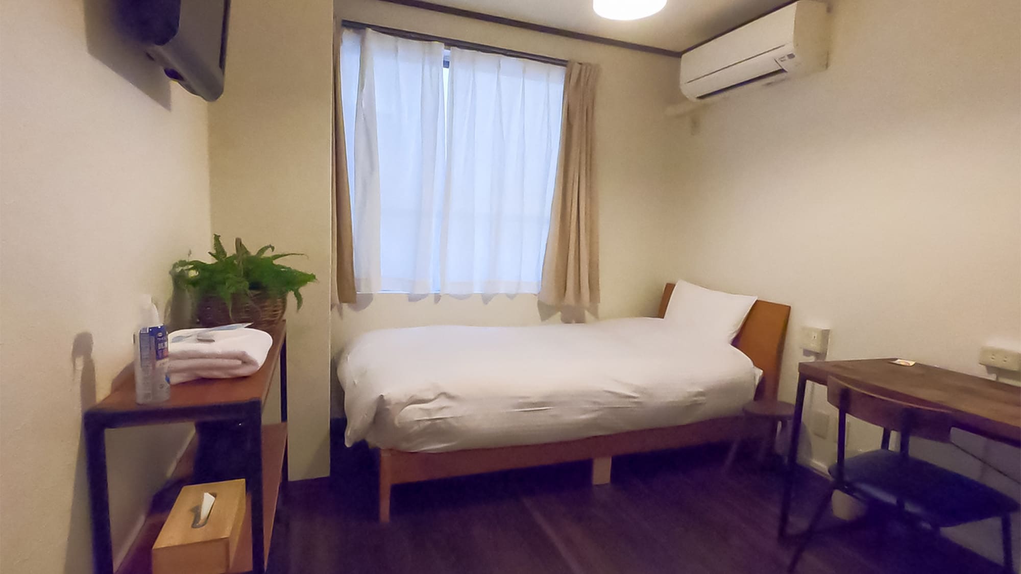 ・Phòng đơn: Được trang bị máy lạnh, TV và Wi-Fi miễn phí để bạn có một kỳ nghỉ thoải mái.