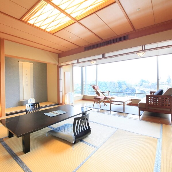 The Rakusankan has a spacious Japanese-style room and large windows.