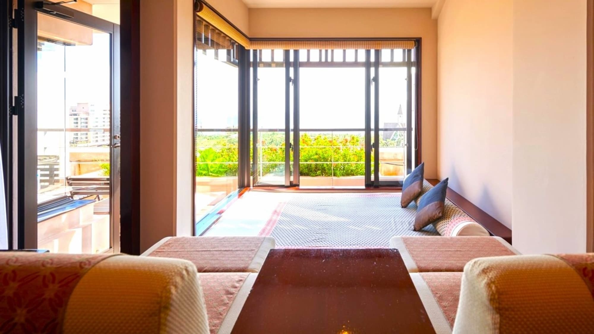 [Superior Suite] All rooms have daybeds. You can spend a relaxing time surrounded by tropical atmosphere.