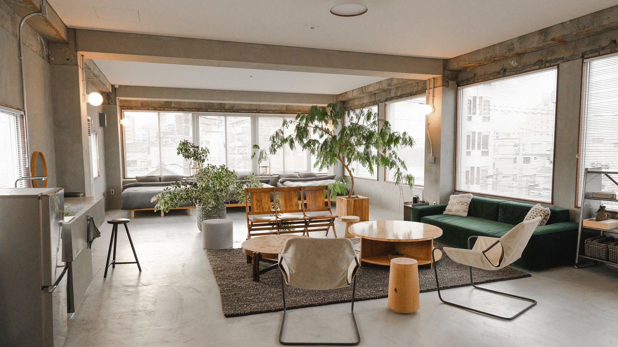 ・[Guest rooms] Rooms equipped with free Wi-Fi and compact speakers and projectors