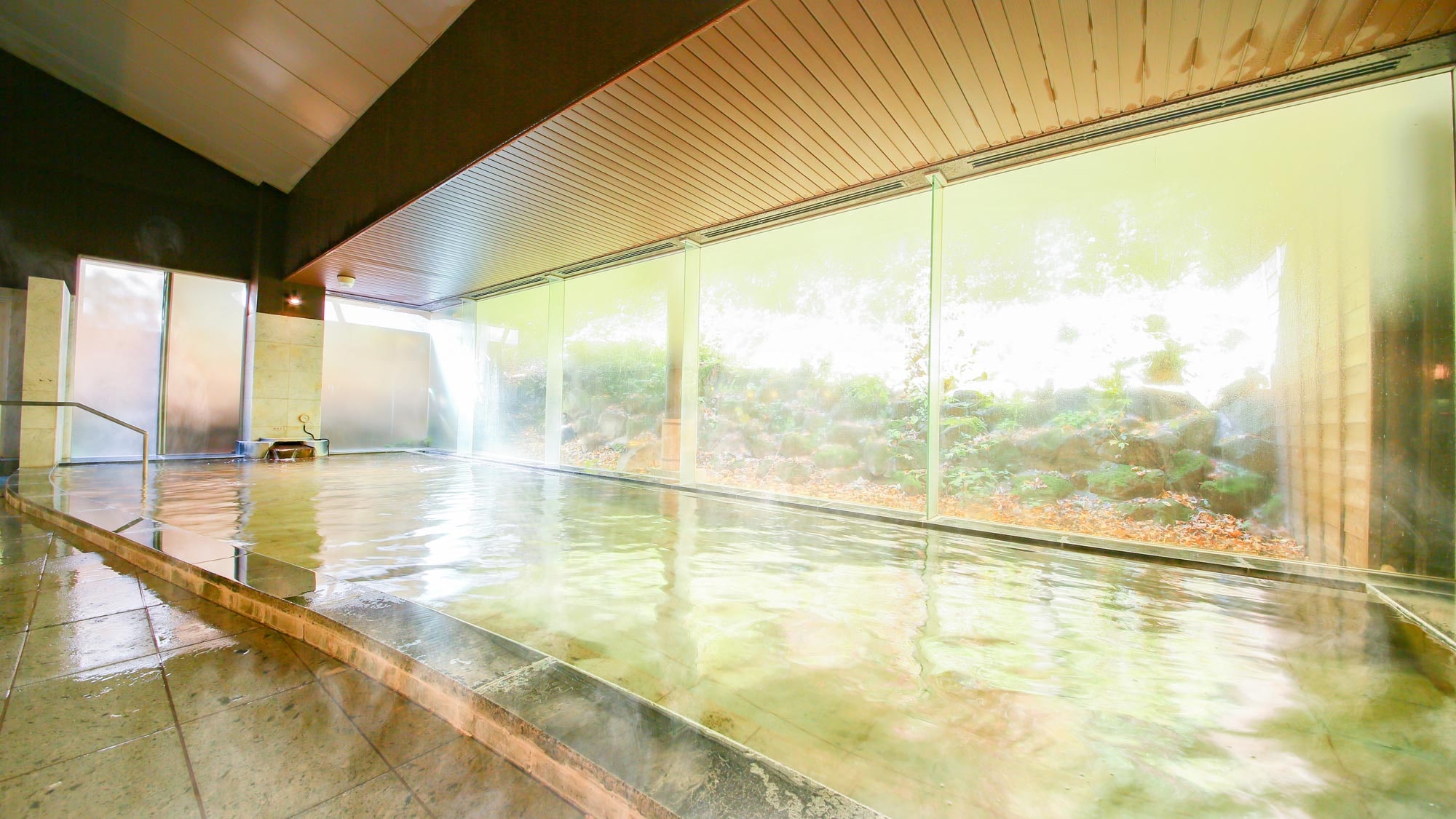 A new hot spring that was discovered only recently. The clear, colorless water is said to be good for relieving fatigue and improving health.