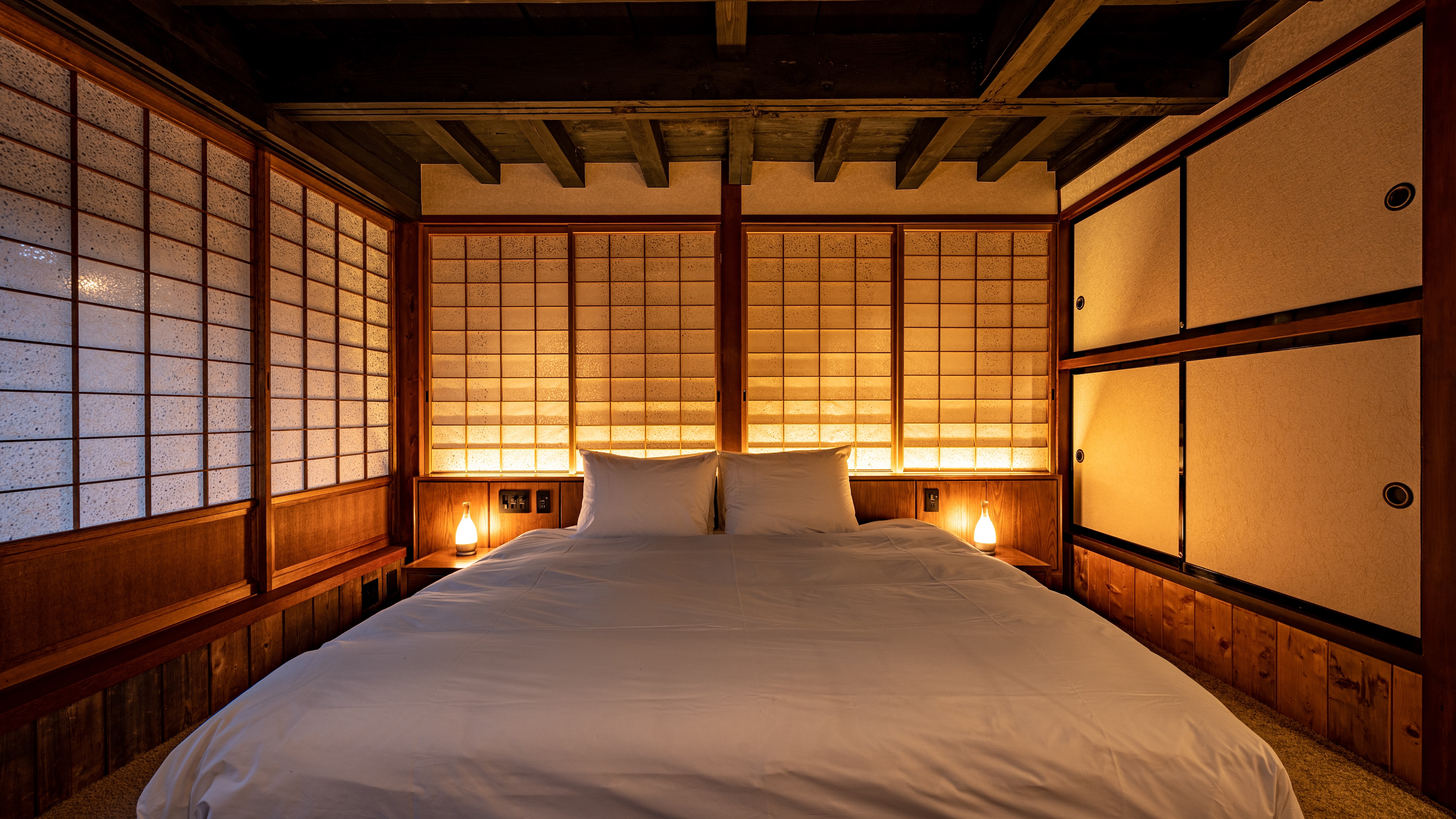 [Toshiyoshiya] Hyakushi / Feel the vague boundary between the inside and the outside / With a semi-open-air bath