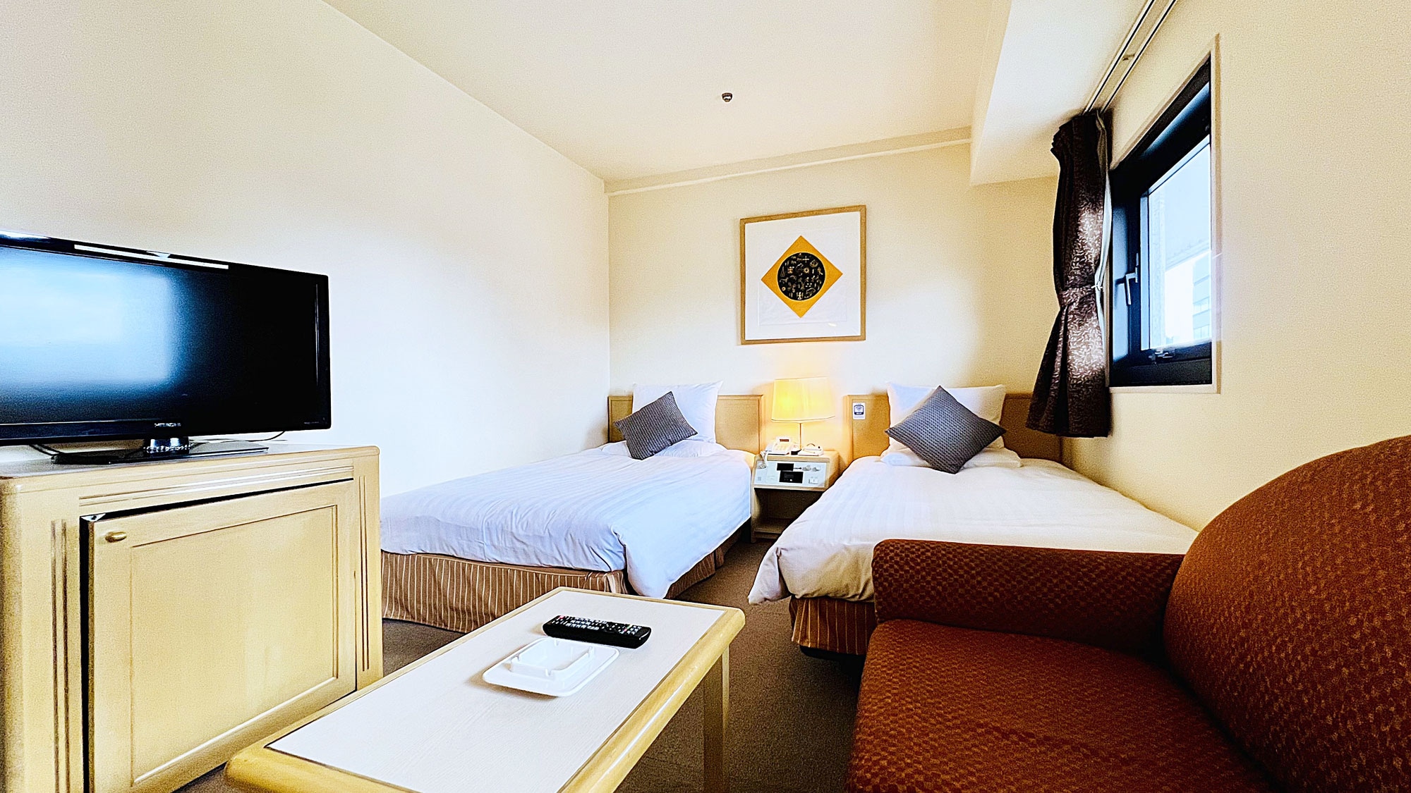 [Kamar Tamu: Kamar Superior Twin Khusus Merokok - Sofa, Meja, TV]