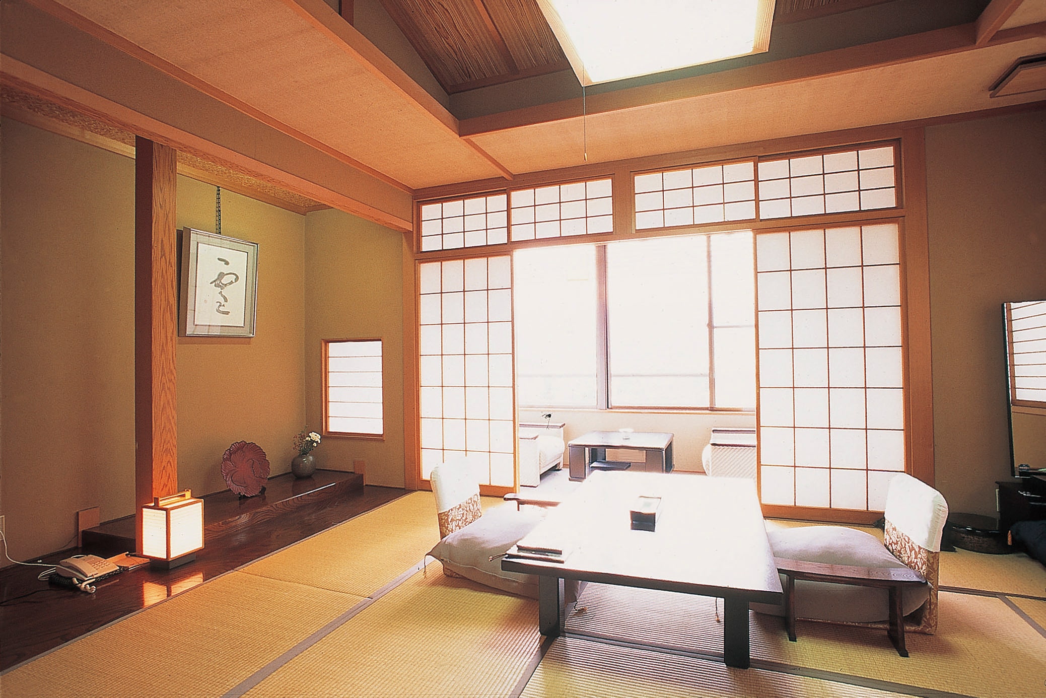 4th floor: Yunosakakan Japanese-Western room "Tokiwa" Japanese-style room 10 tatami mats + twin bedroom (with toilet)
