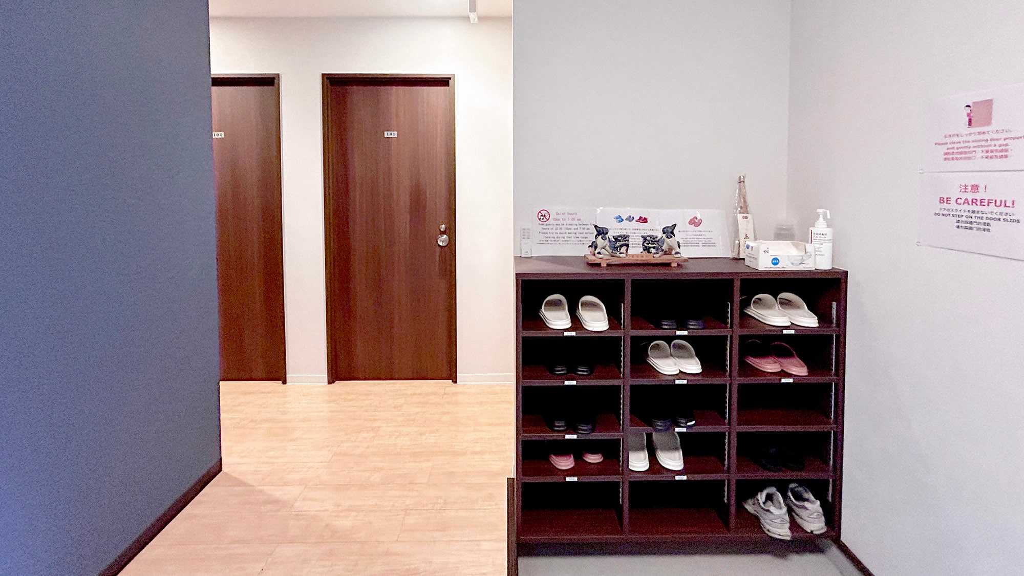 ・[EAST 1F Entrance] Shoes are strictly prohibited inside the building. Please change into slippers at the entrance.