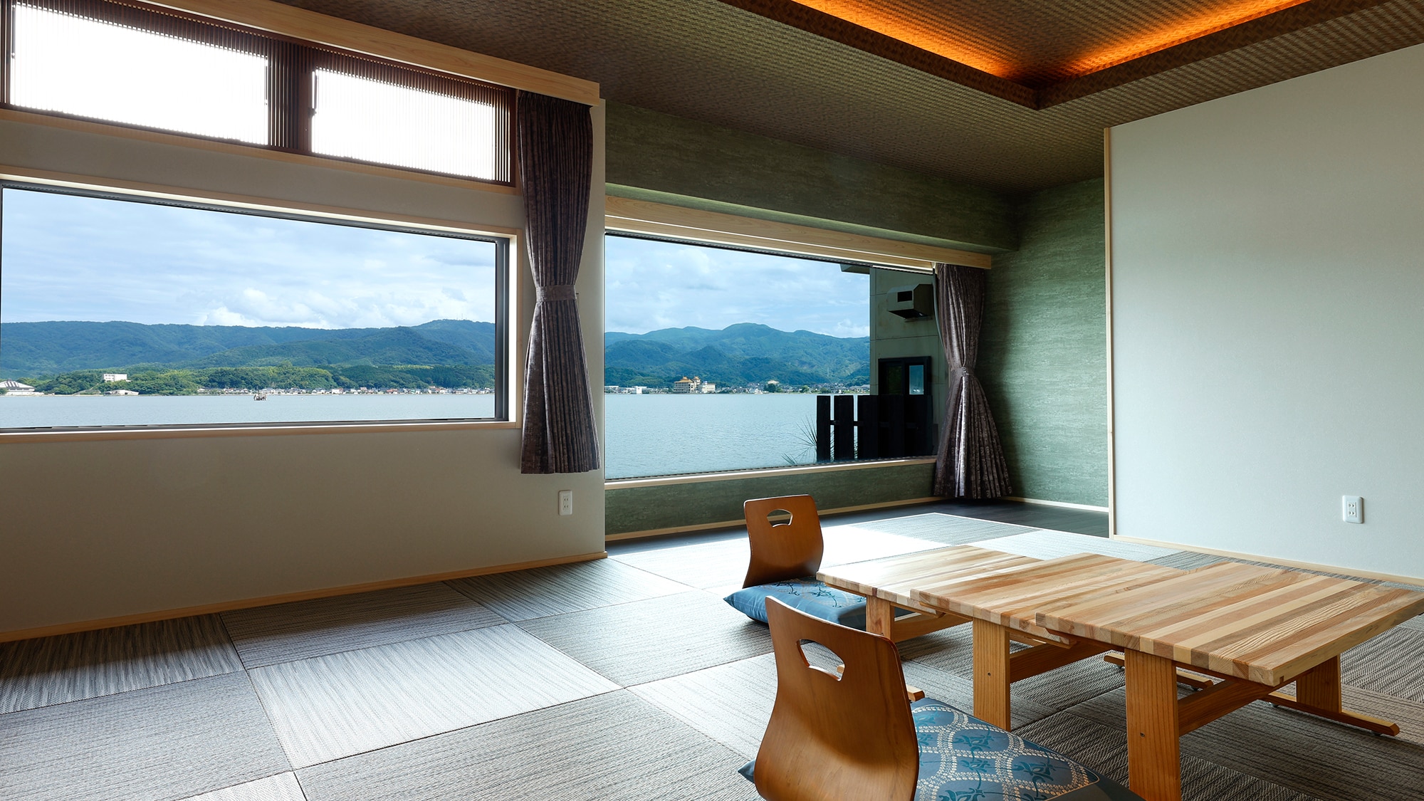[Phòng kiểu Nhật Bizen 9 - 15 tatami] Phòng kiểu Nhật có cửa sổ lớn ở một bên. Căn phòng sáng sủa và ánh sáng nhẹ nhàng tràn vào, cũng như quang cảnh xung quanh.