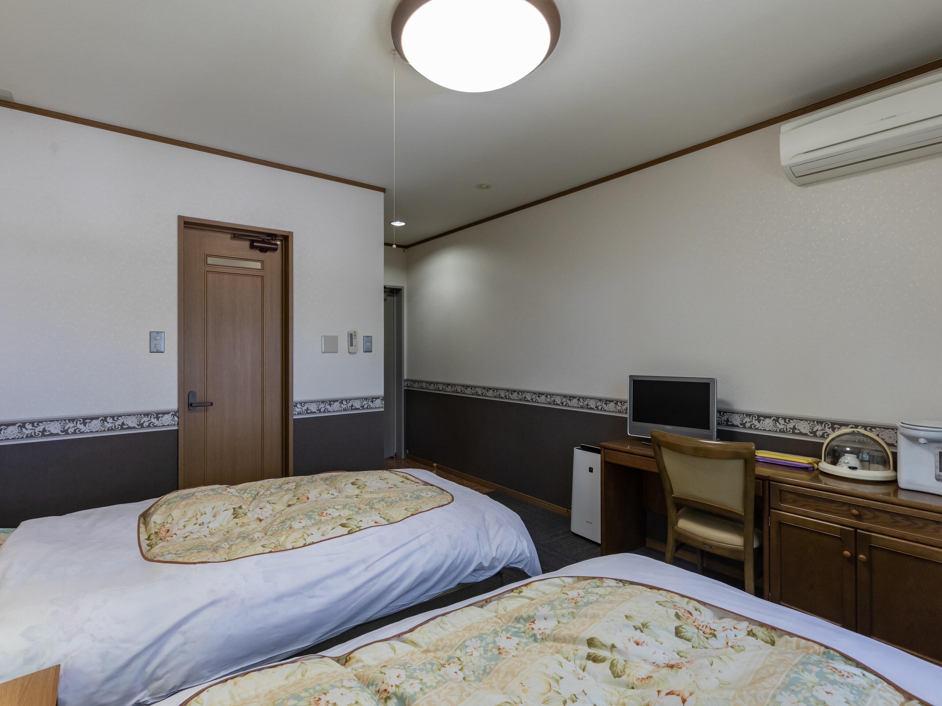 [Non-smoking] Twin room (with toilet and shared bathroom)
